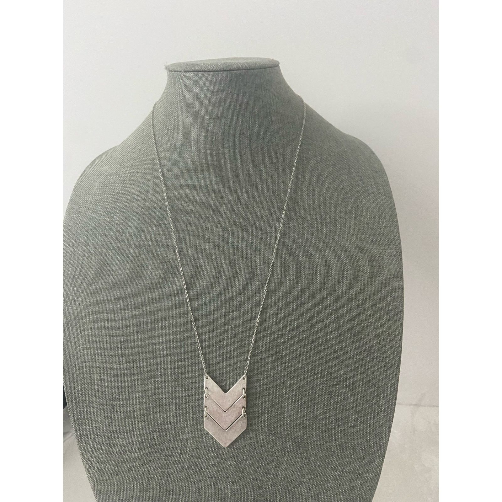 Other Pretty arrowhead necklace brushed silver tone Size ONE SIZE - 1 Thumbnail