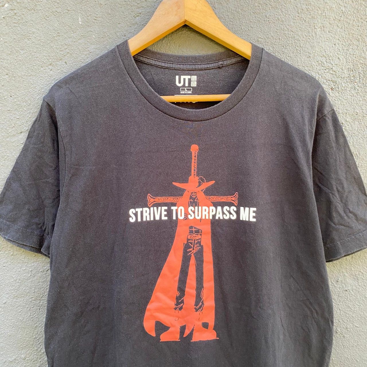 One Piece Dracule Mihawk One Piece X Uniqlo Anime Tee Size US L / EU 52-54 / 3 - 2 Thumbnail