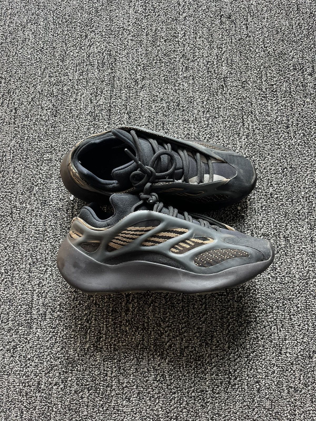 Adidas Yeezy 700 V3 Clay Brown Size US 9 / EU 42 - 3 Thumbnail