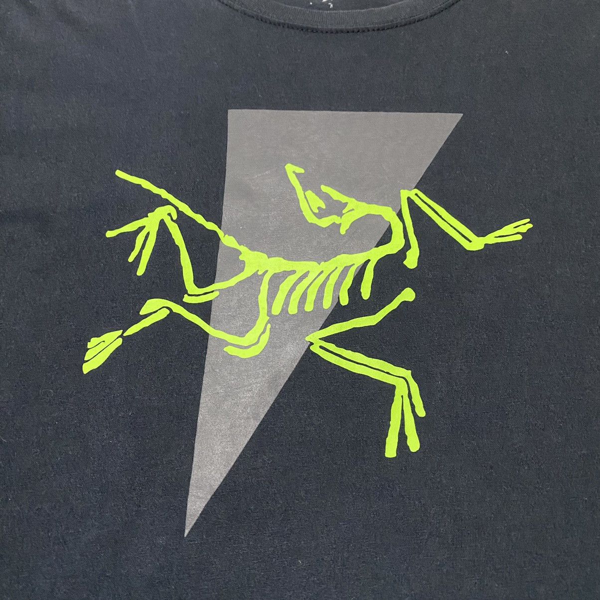 Arc'teryx × Vintage Arc’teryx Neon Big Logo Outdoor T Shirt Size US M / EU 48-50 / 2 - 5 Thumbnail