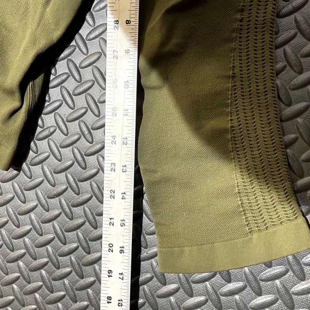Lululemon Lululemon athletica Womens 2 Olive Green Crop Flow Scrunch Yoga Leggings Size 26" / US 2 / IT 38 - 7 Thumbnail