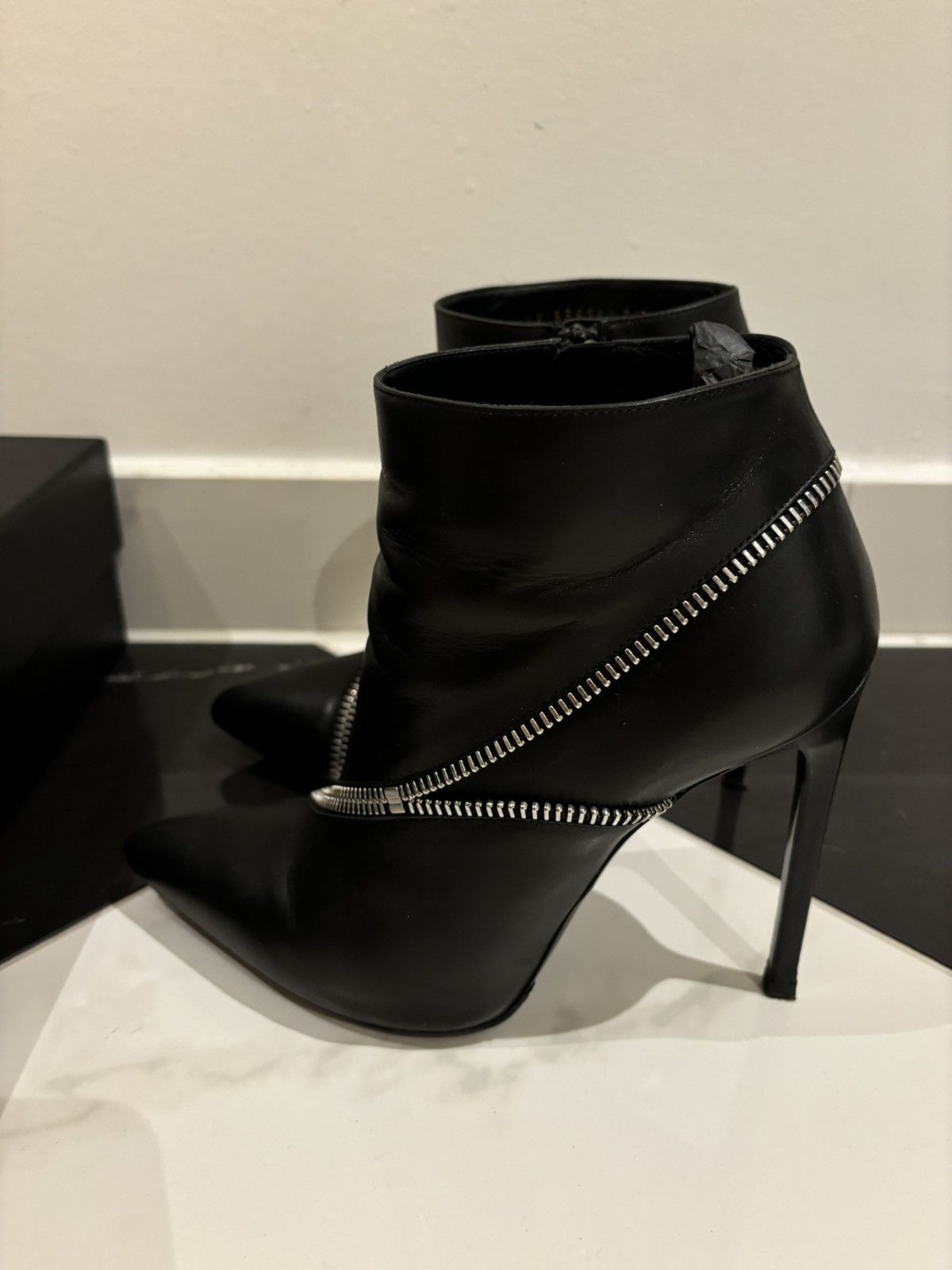 Yves Saint Laurent Saint Laurent Ankle Boots in 38.5 Size US 8.5 / IT 38.5 - 5 Thumbnail