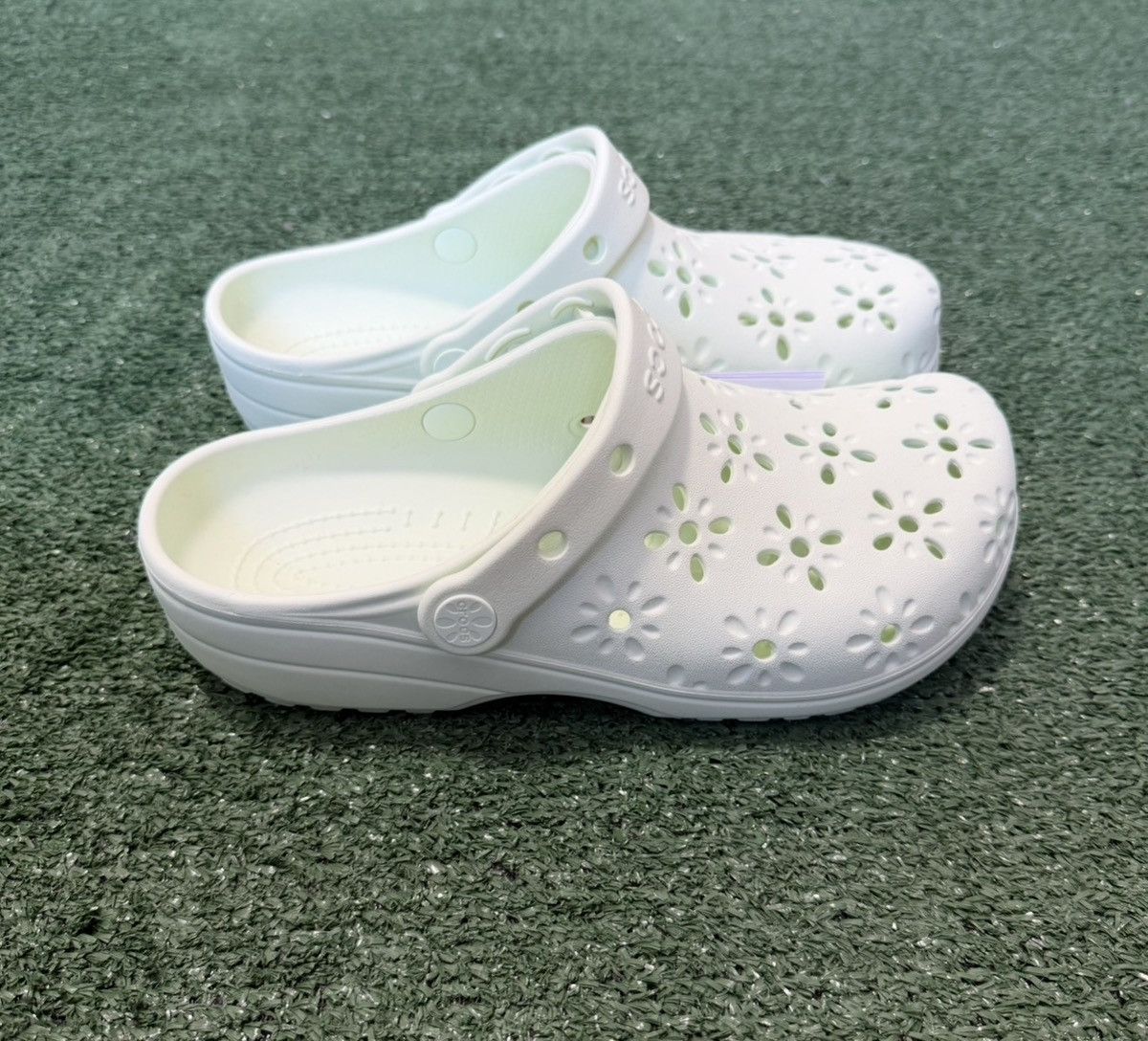 Crocs Crocs Classic Floral Cut Out Clog Jade Tint Men 5/ Women 7 Size US 7 / IT 37 - 7 Thumbnail