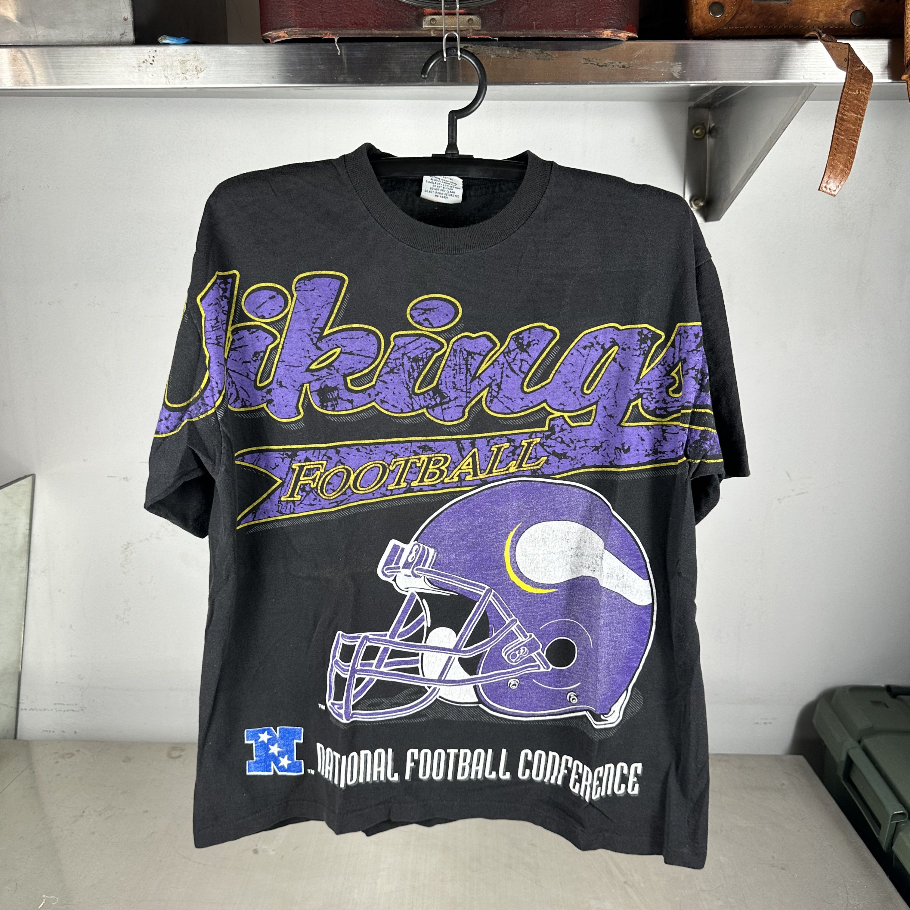 Vintage Vintage 90s Minnesota Vikings Football NFL Helmet T-Shirt Size US L / EU 52-54 / 3 - 1 Thumbnail