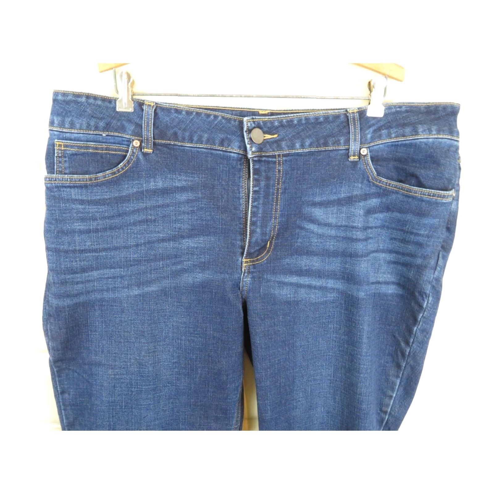 Wrangler NWT Wrangler Jeans Women Straight Leg 19X34 Blue Denim Pants NWT Wrangler Jeans Women Straight Leg 19X34 Blue denim pants Size 40" / US 18 - 3 Thumbnail