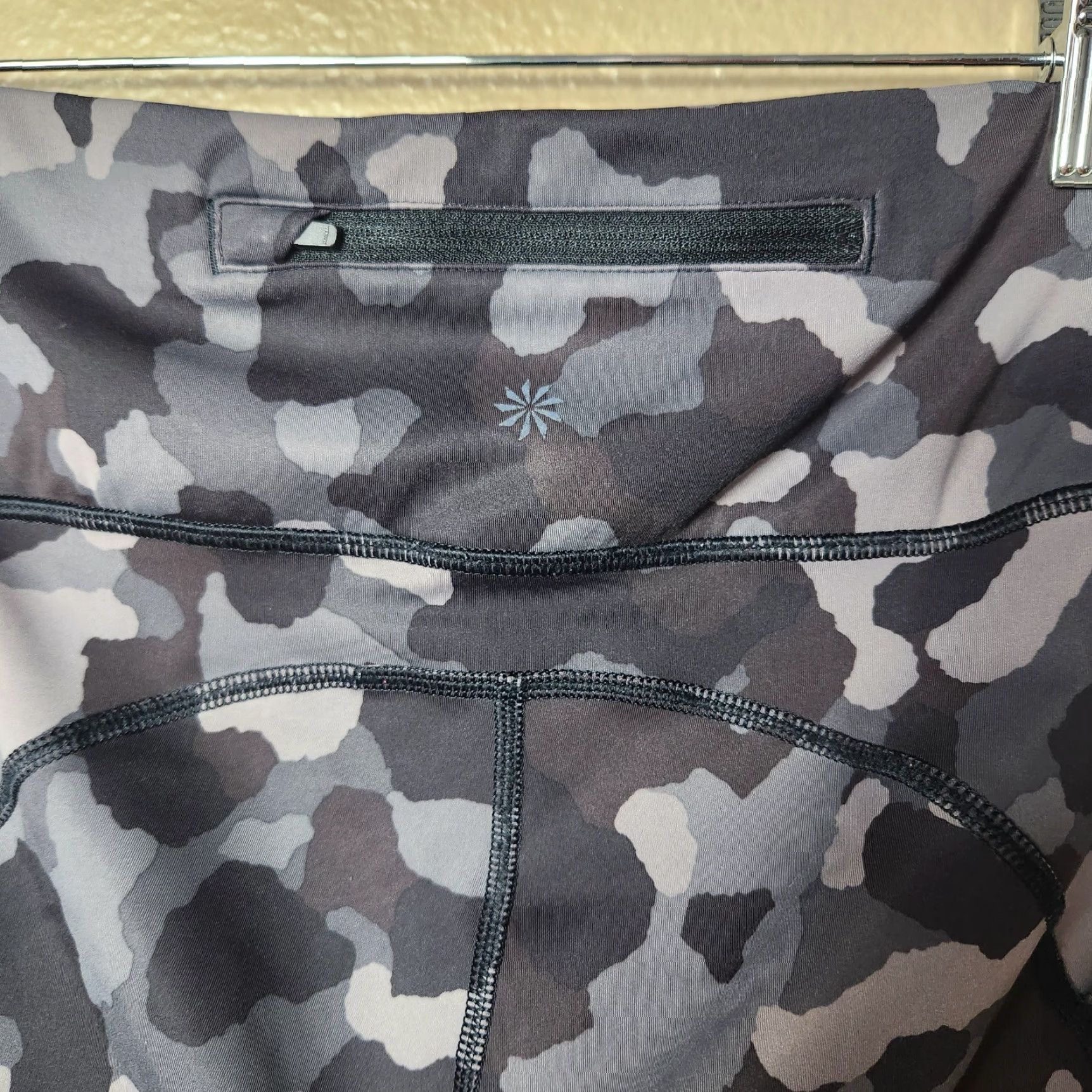 Athleta Athleta Lightening Camo 7/8 Tight Leggings w/Stash Pockets Supersonic-Size S Womens Leggings Size 28" / US 6 / IT 42 - 6 Thumbnail