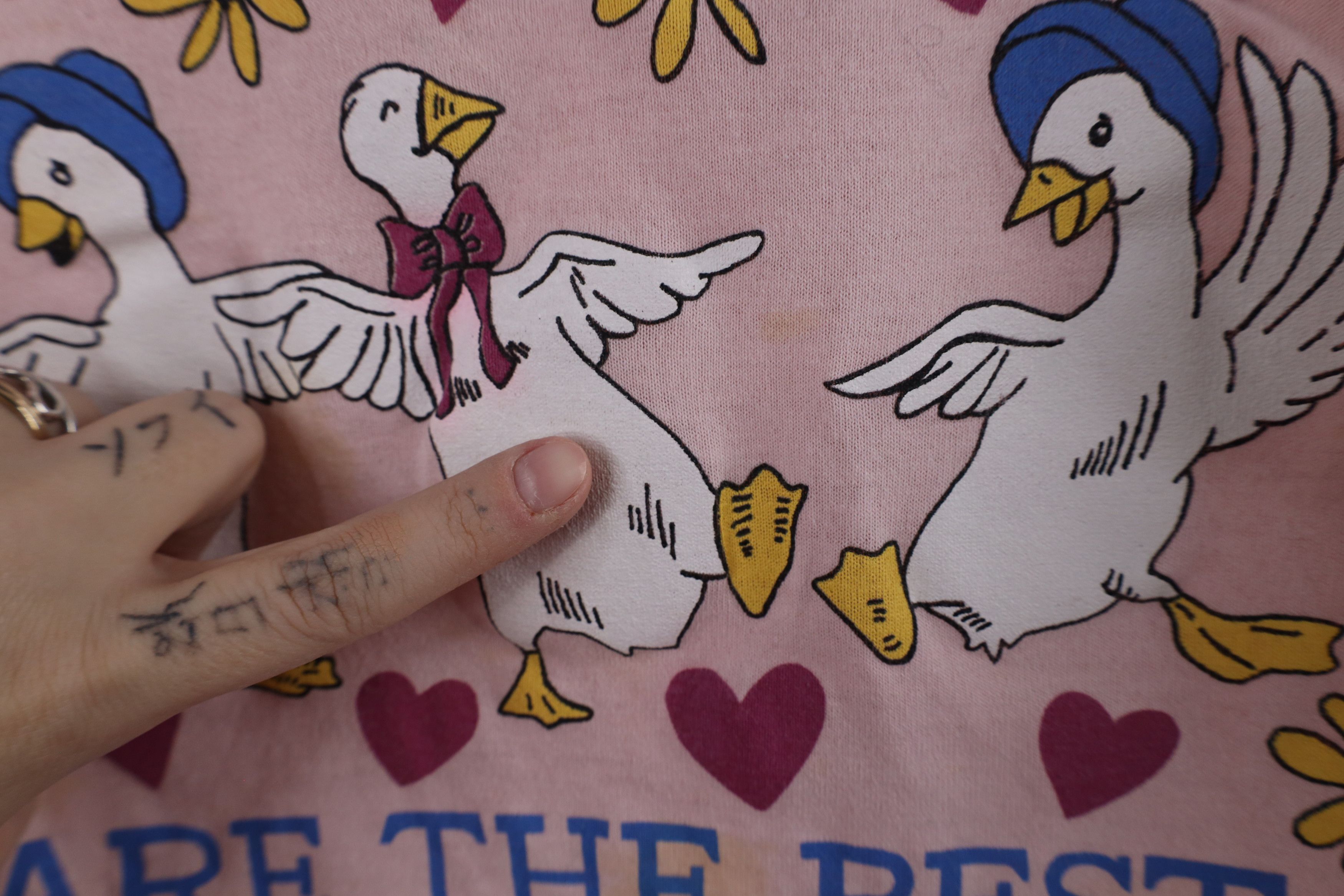 Vintage Vintage 90s Streetwear Friends Duck Pullover T-Shirt USA Size L / US 10 / IT 46 - 6 Thumbnail