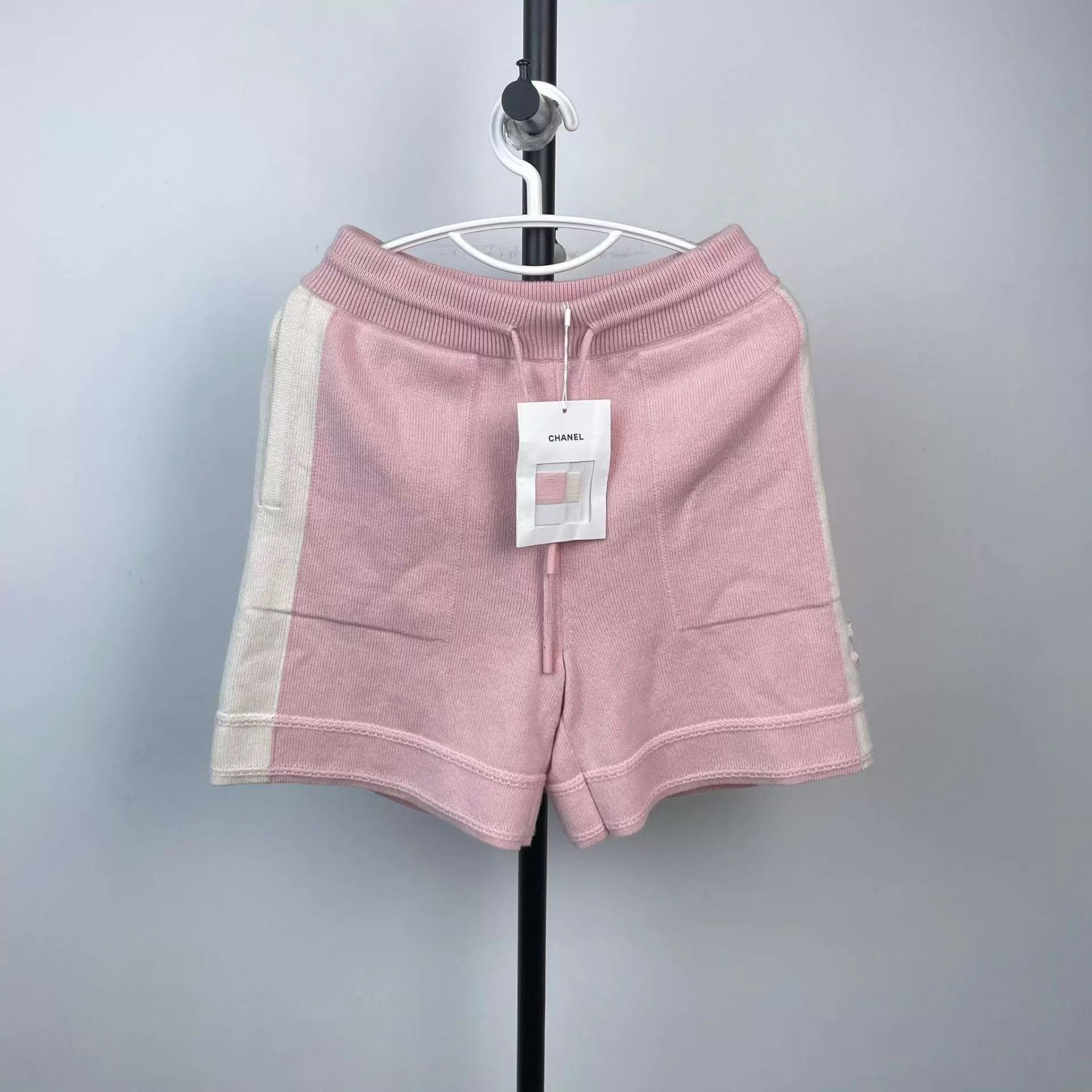 Chanel Chanel pink size 36 new with extra string shorts Size 26" / US 2 / IT 38 - 1 Thumbnail