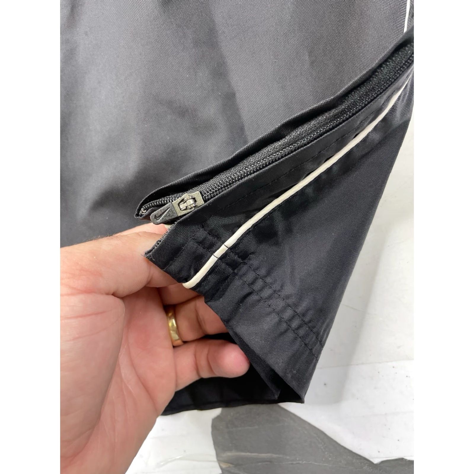Nike VINTAGE Nike Swoosh Nylon Windbreaker Pants XL Black Track Men Regular Size XL Black Track Pants Streetwear Activewear 90s Size US 36 / EU 52 - 2 Thumbnail
