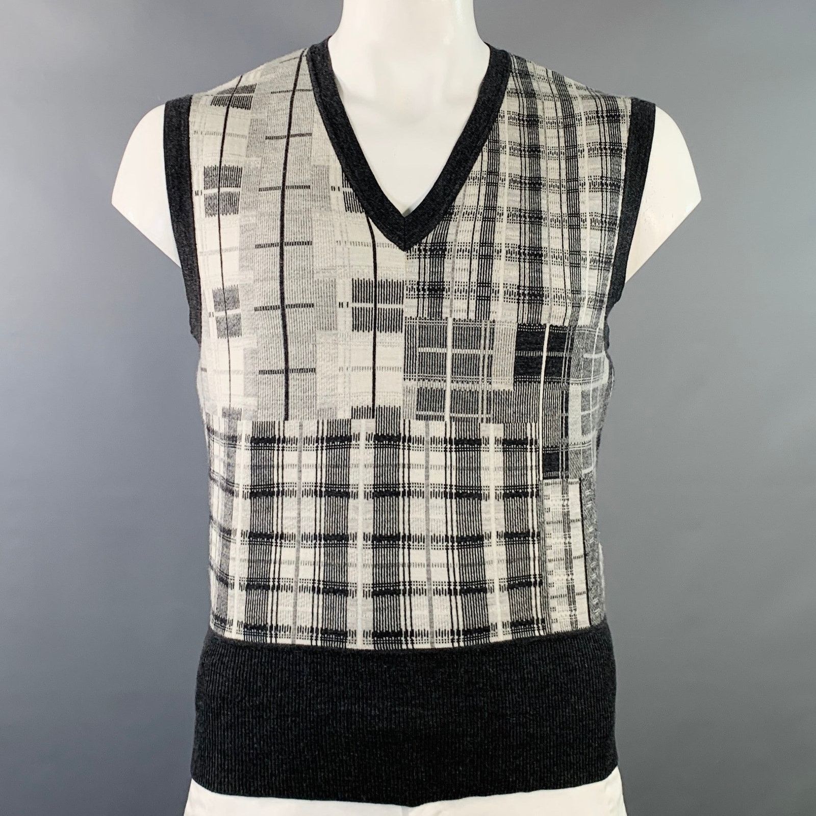 Brooks Brothers Black Fleece BLACK FLEECE Size L Grey White Plaid Wool V-Neck Vest Size US L / EU 52-54 / 3 - 1 Thumbnail