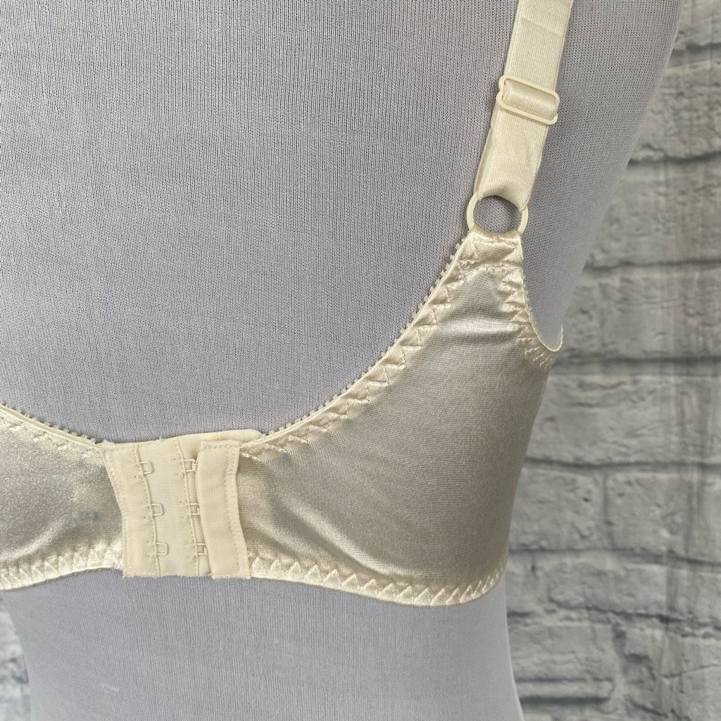 Other Olga women 38D lace bra w/3 hook back closure & adjustable s Size ONE SIZE - 5 Thumbnail