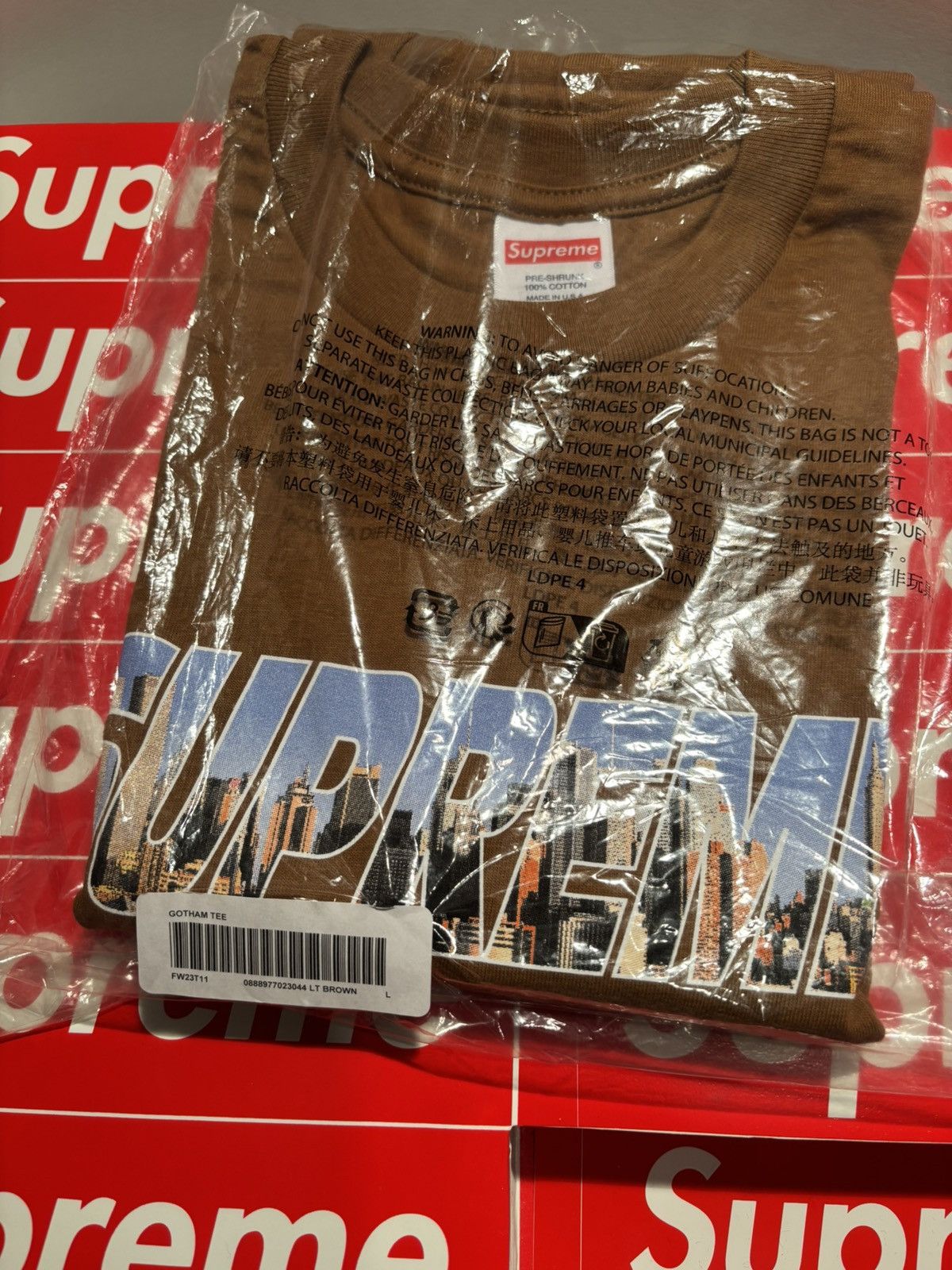 Supreme Supreme GOTHAM tee shirt FW23 light brown Large deadstock Size US L / EU 52-54 / 3 - 2 Thumbnail