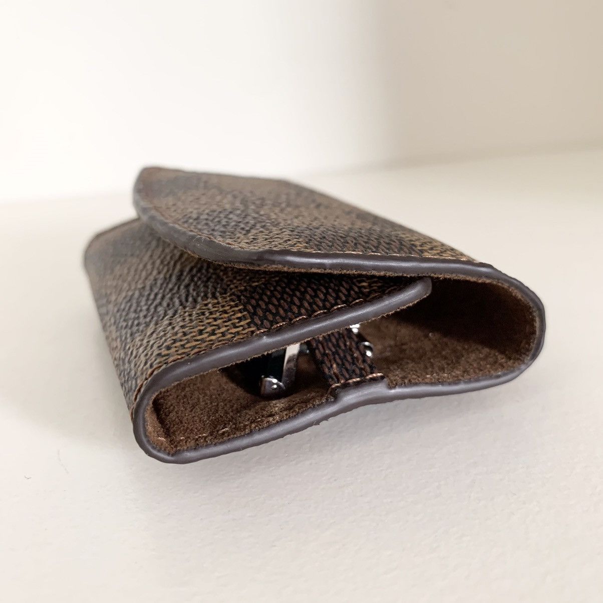 Louis Vuitton Louis Vuitton sterling silver trunk onyx cuff links in case Size ONE SIZE - 14 Thumbnail