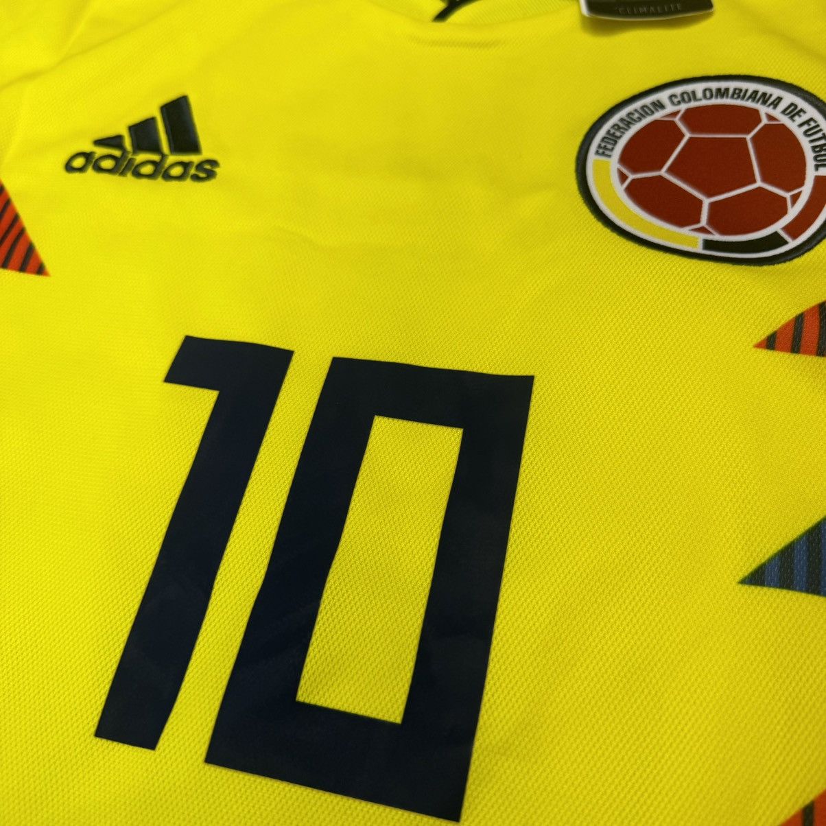 Adidas Colombia 18/19 home shirt #10 James (Bnwt) Size US M / EU 48-50 / 2 - 4 Thumbnail
