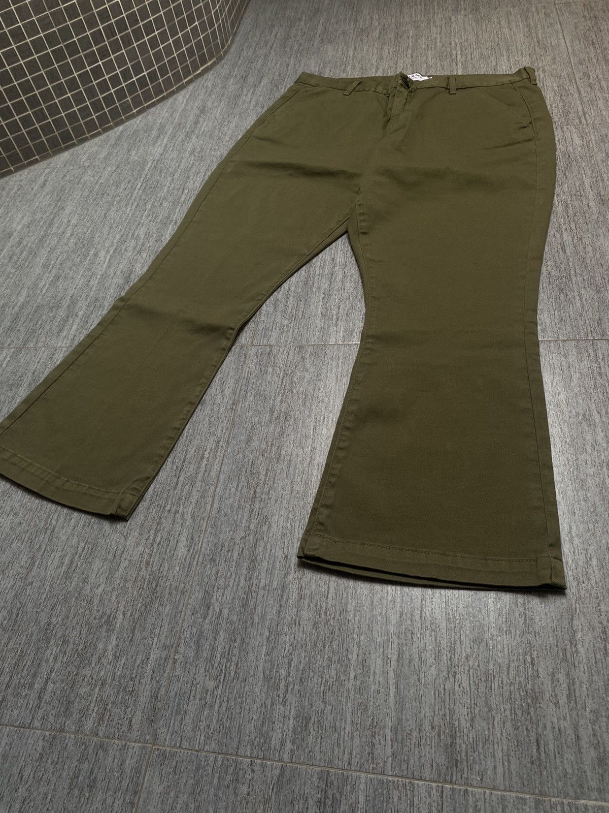 Designer × Frame Frame Le Crop Mini Boot Chino Pants 32 khaki trousers y2k Size 32" / US 10 / IT 46 - 2 Thumbnail