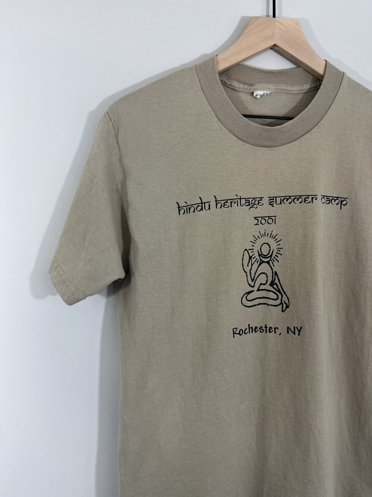 Vintage Vintage Hindu Summer Camp Distressed Faded 2000s Y2K Tee Size US M / EU 48-50 / 2 - 5 Thumbnail