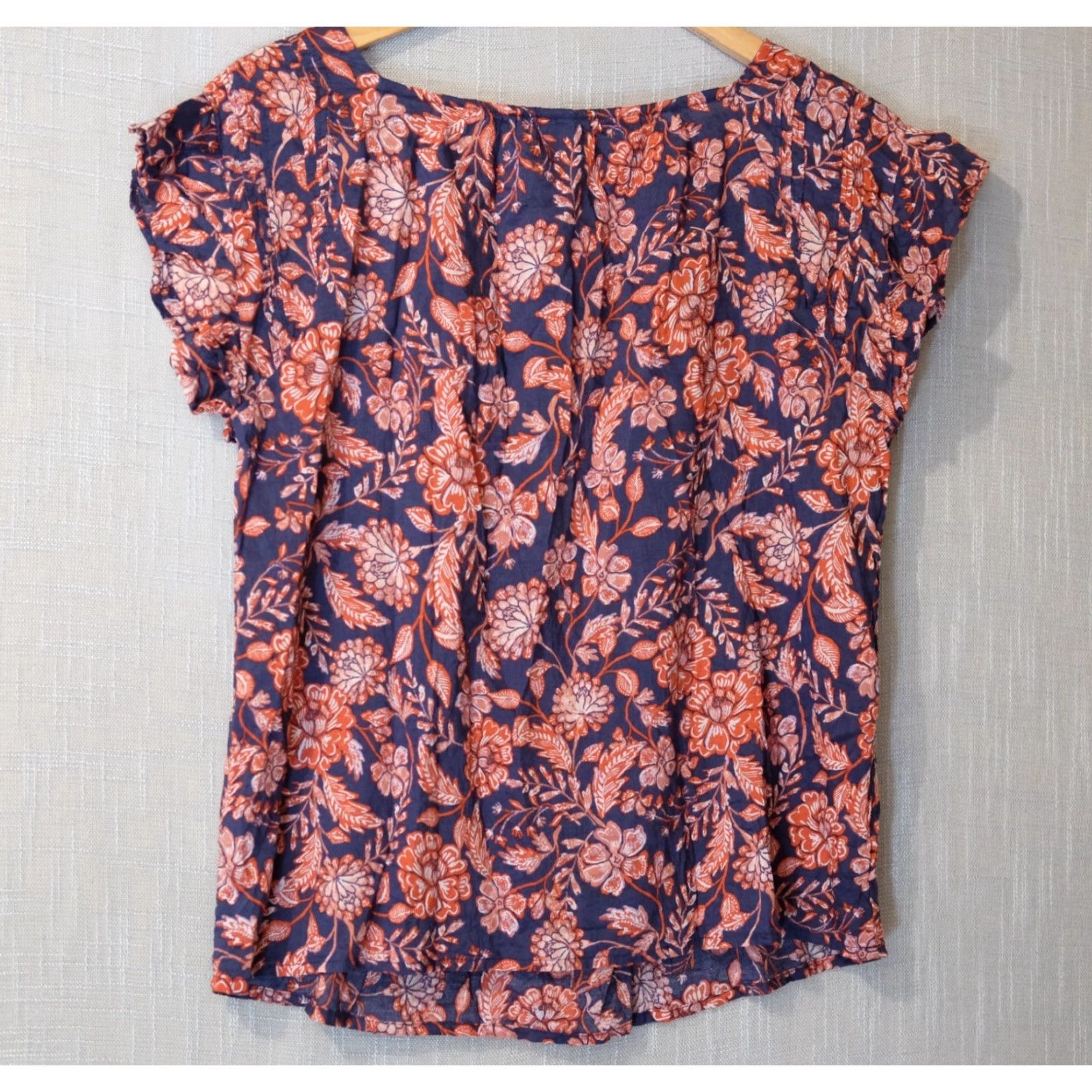 Old Navy EUC Old Navy Top Floral Pleated Ruffle Lightweight Black/Red Womens S #A1-127 Size S / US 4 / IT 40 - 5 Thumbnail