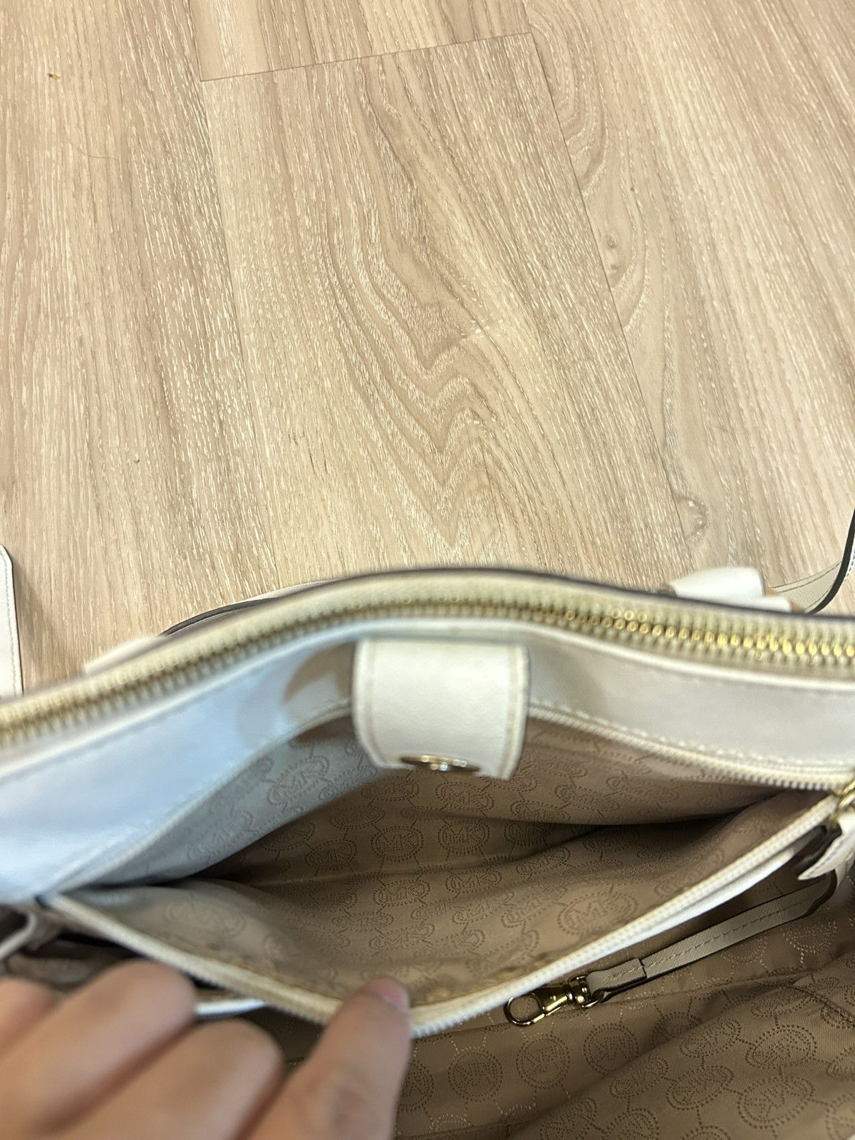 Michael Kors Michael Kors White Saffiano Leather Sutton Medium Satchel Size ONE SIZE - 7 Thumbnail