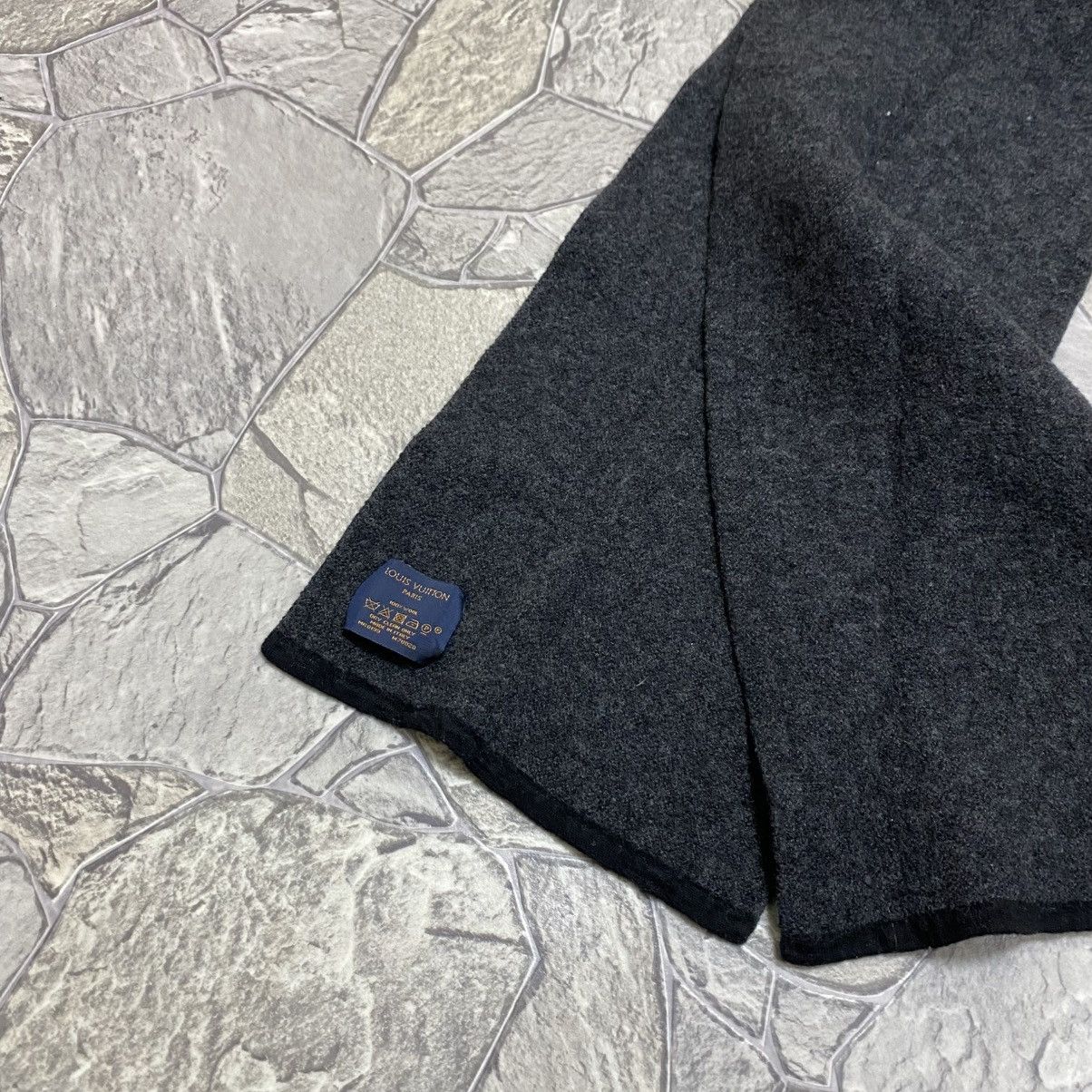 Louis Vuitton Louis Vuitton Scarf LV Logo Gray and Black Wool Size ONE SIZE - 4 Thumbnail