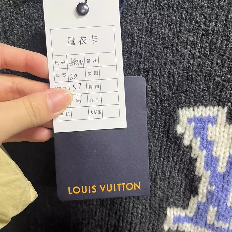 Louis Vuitton Louis Vuitton 24 Newest Dark Grey Solid Monogrammed Crew Ne Size US M / EU 48-50 / 2 - 3 Thumbnail