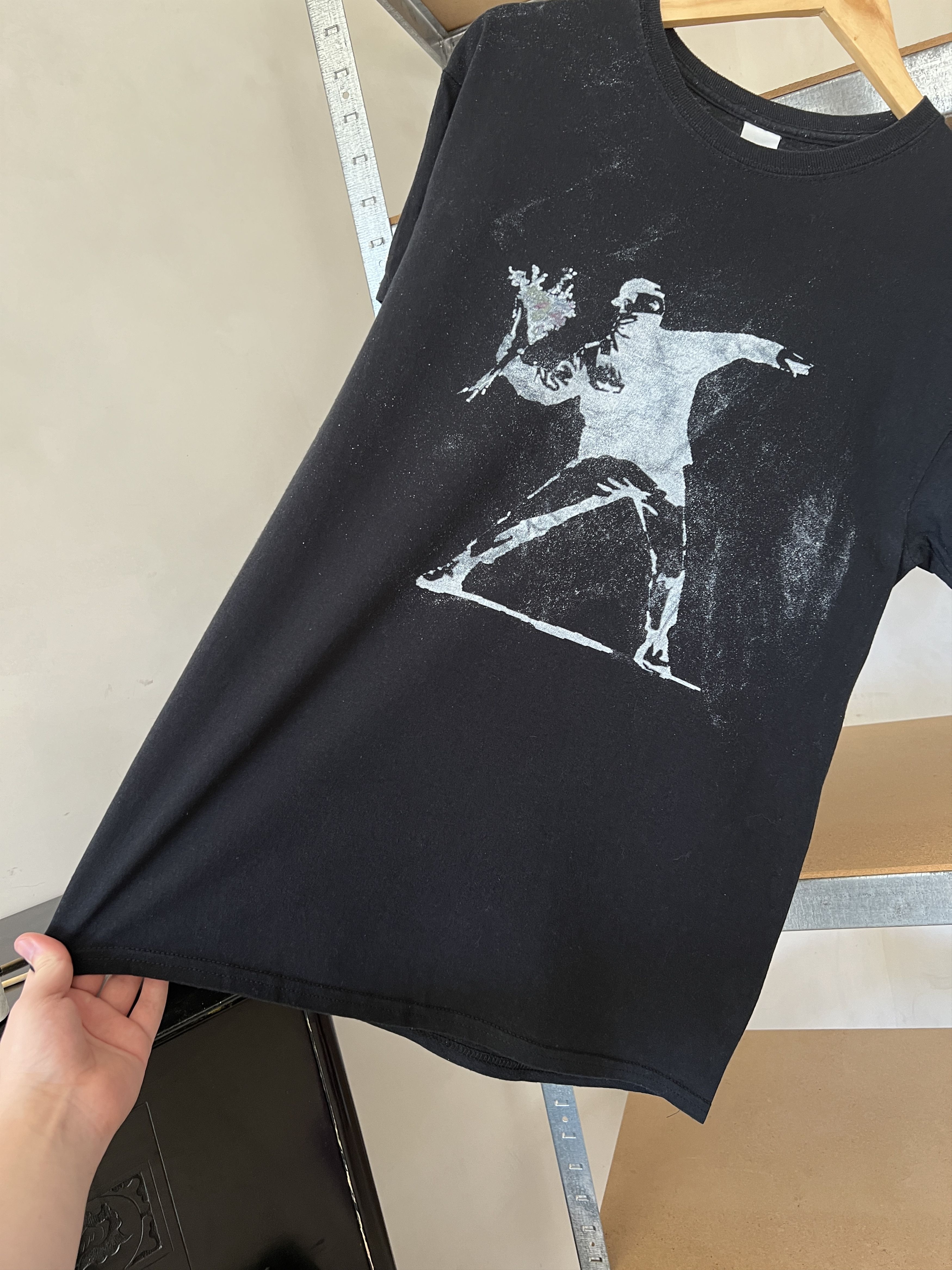 Vintage Vintage 2000s Banksy Flower Thrower Art Graphic T-shirt Size US M / EU 48-50 / 2 - 7 Thumbnail
