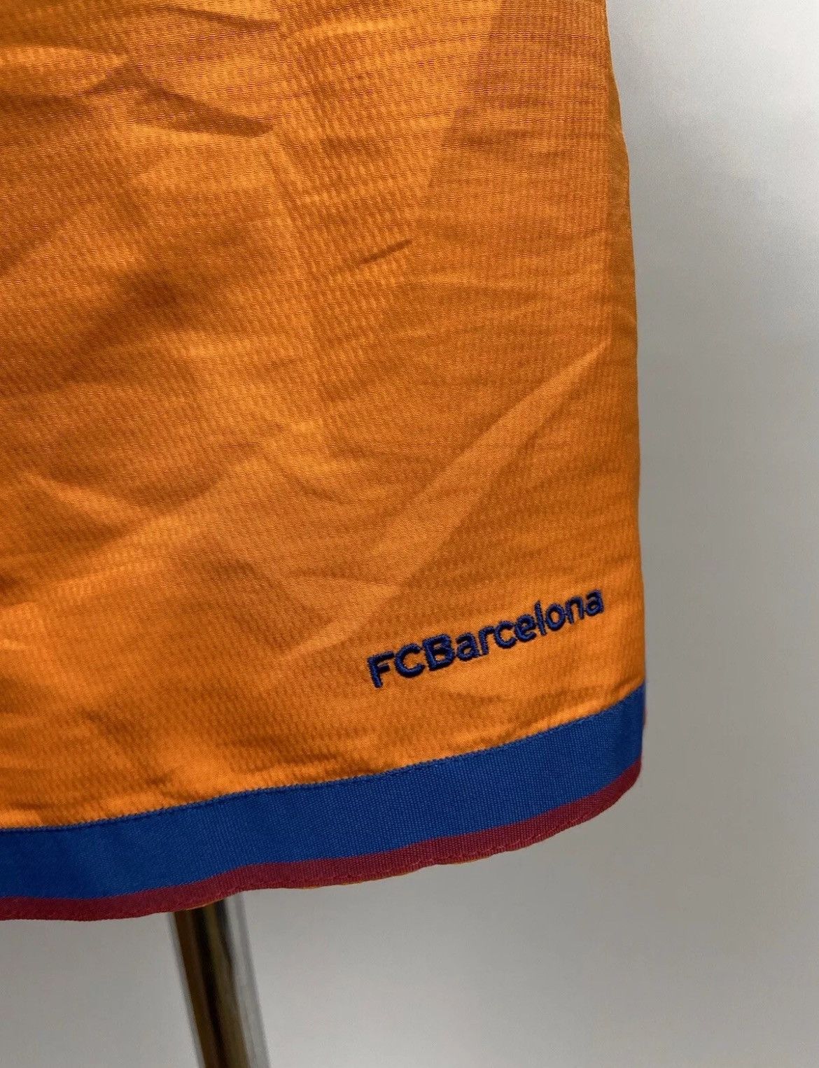 Vintage Nike FC Barcelona Shorts Away Size L Size US 33 - 3 Thumbnail