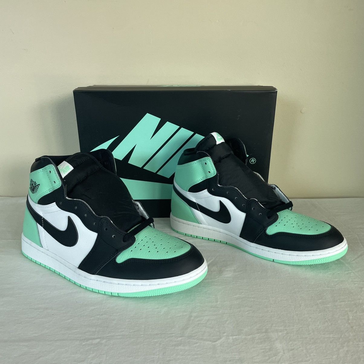 Jordan Brand × Nike Nike Air Jordan 1 Retro High OG Green Glow Mens US Size 13 Size US 13 / EU 46 - 4 Thumbnail