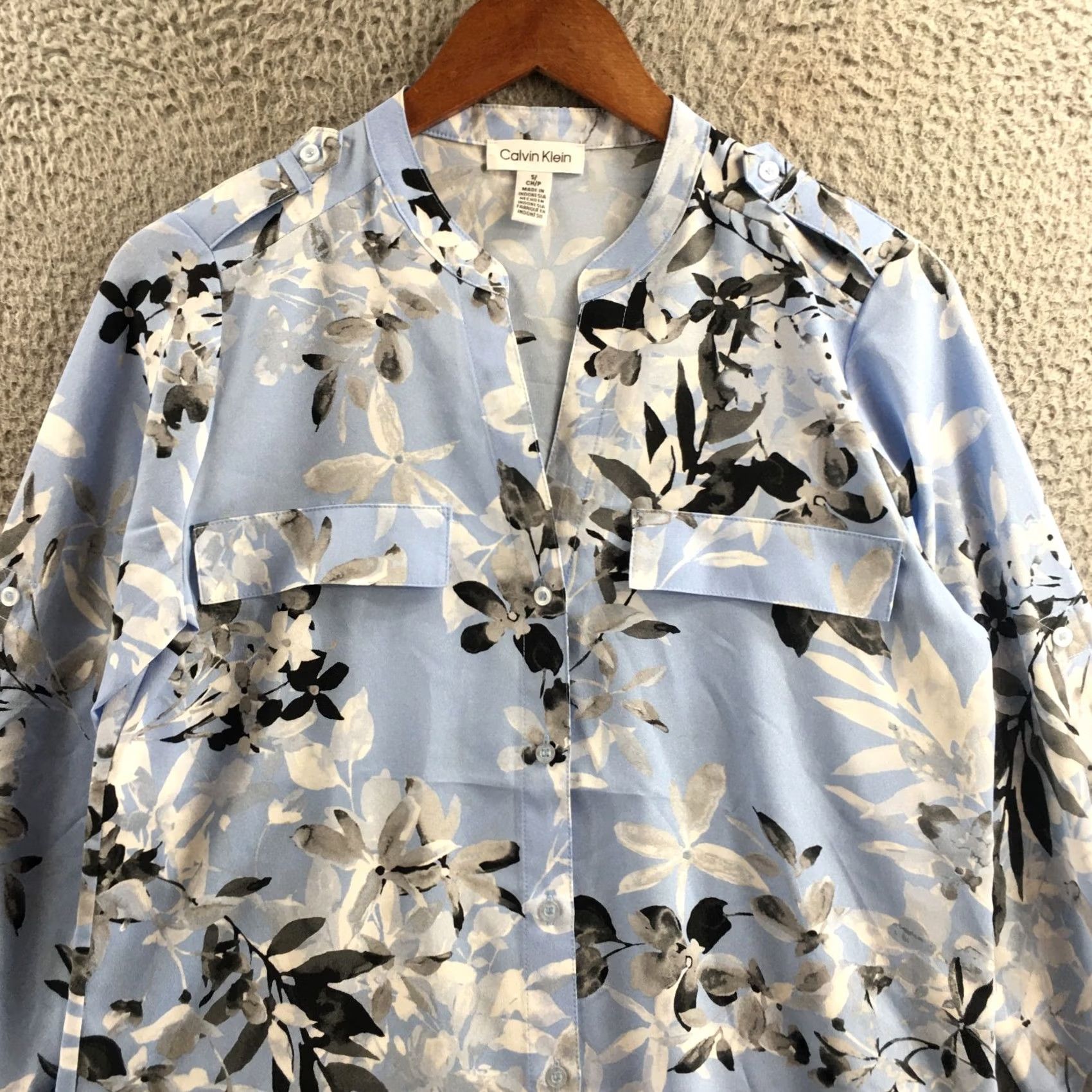 Calvin Klein Calvin Klein Blouse Top Womens S Blue Floral Long Sleeve V-Neck Button Front Size S / US 4 / IT 40 - 2 Thumbnail