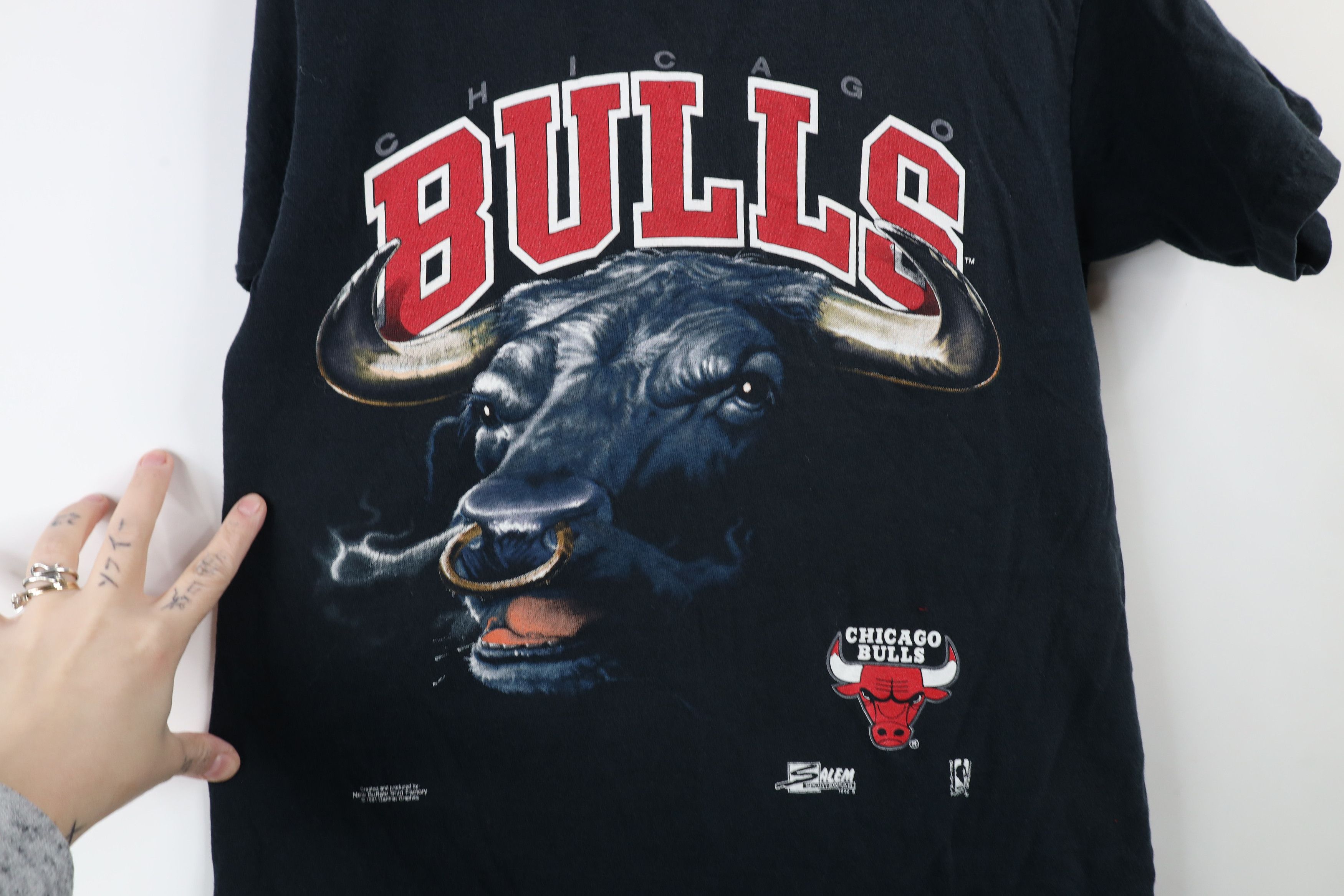 Vintage Vintage 90s Spell Out Chicago Bulls Basketball T-Shirt USA Size US S / EU 44-46 / 1 - 7 Thumbnail