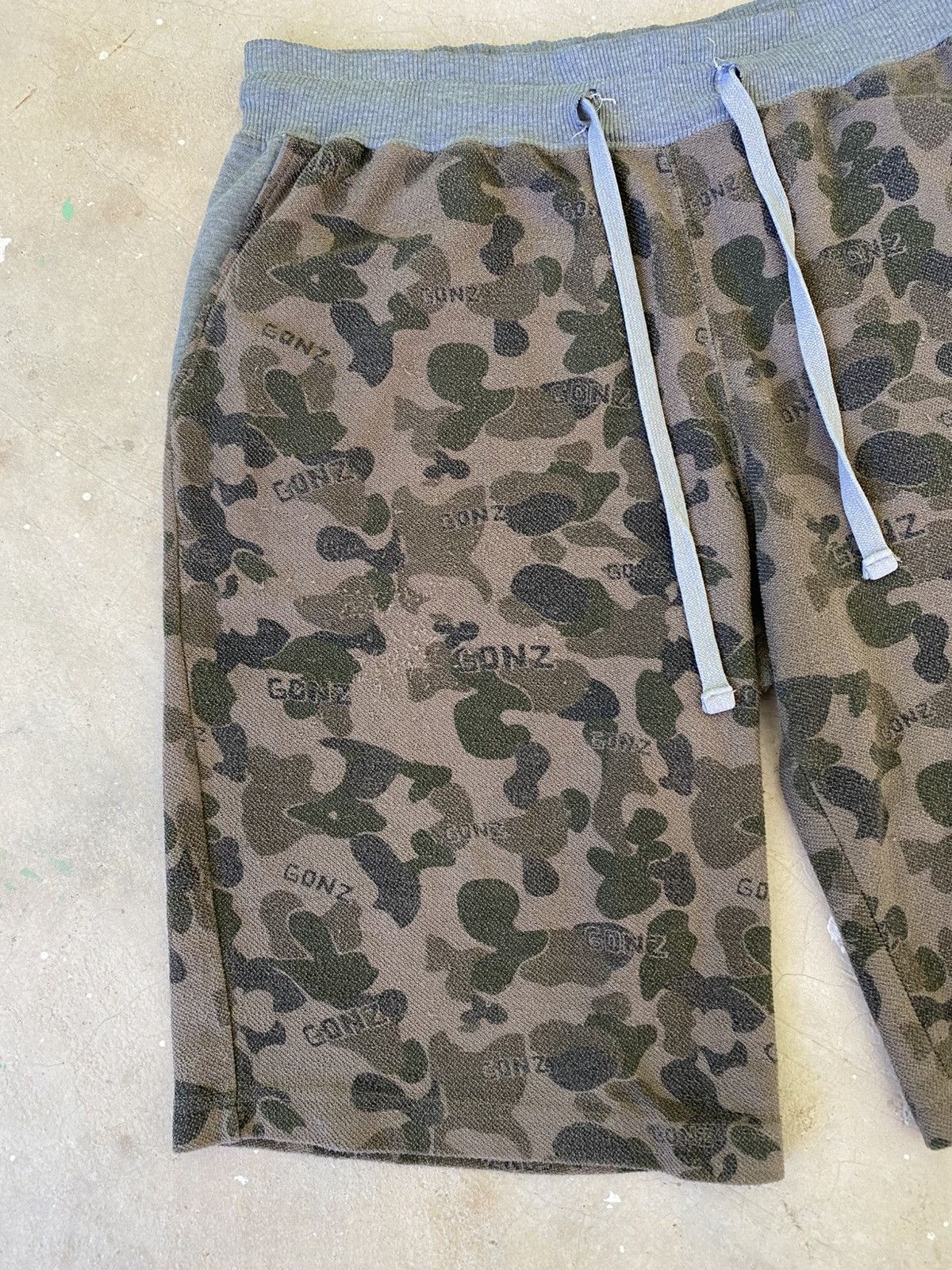 Japanese Brand Mark Gonzales x Simplicite Plus Camo Sweat Shorts Size US 34 / EU 50 - 3 Thumbnail