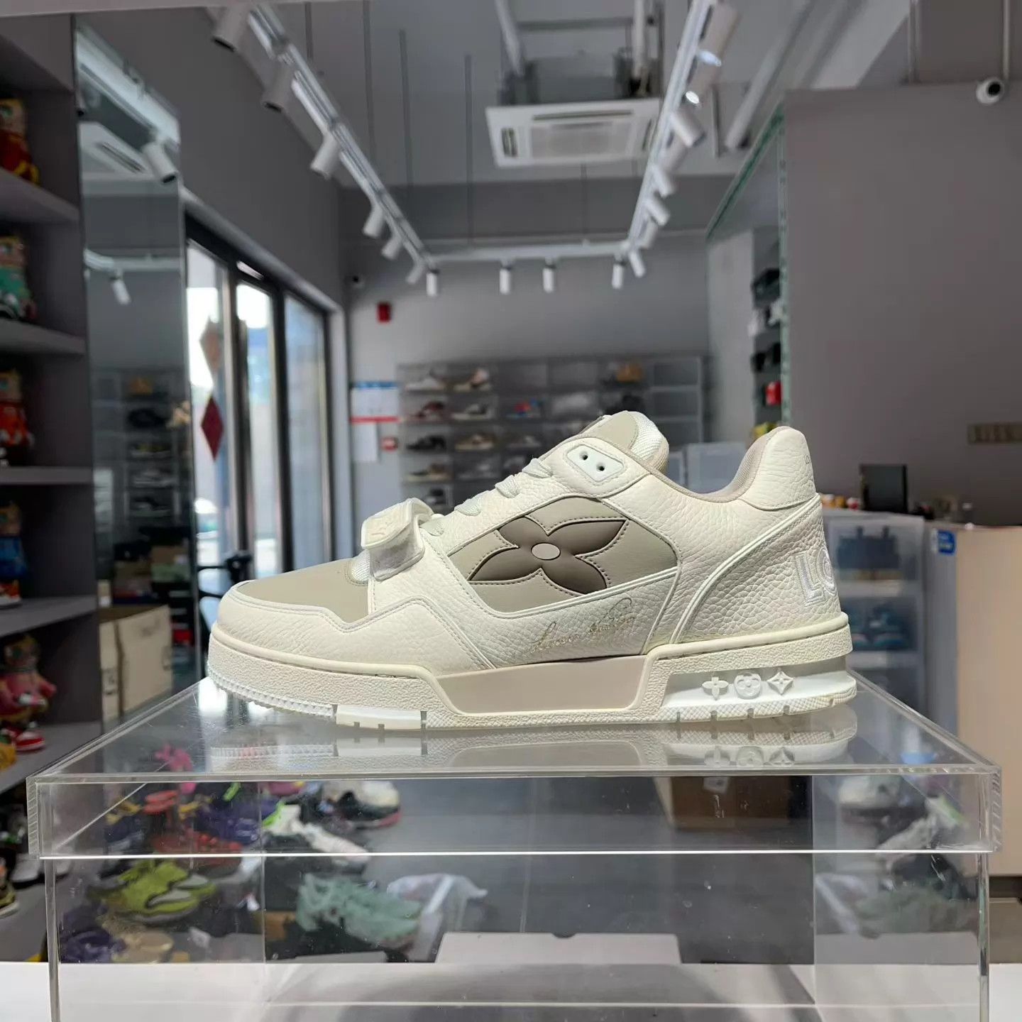 Louis Vuitton LV Trainer Beige Suede New Velcro 41 Mint (Box & Dust) Size US 8 / EU 41 - 2 Thumbnail