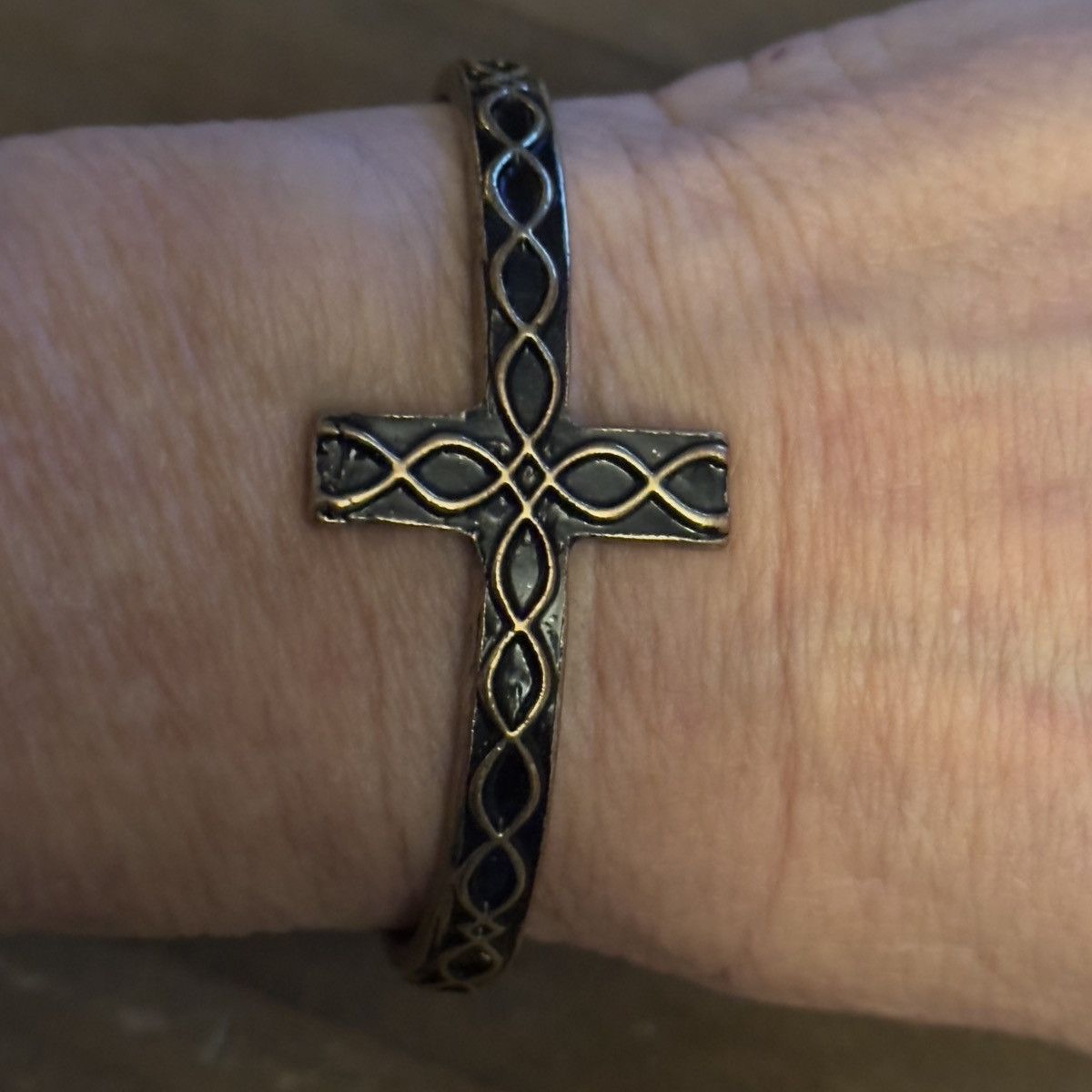 Other Gold tone black enamel cross cuff bangle bracelet Size ONE SIZE - 2 Thumbnail