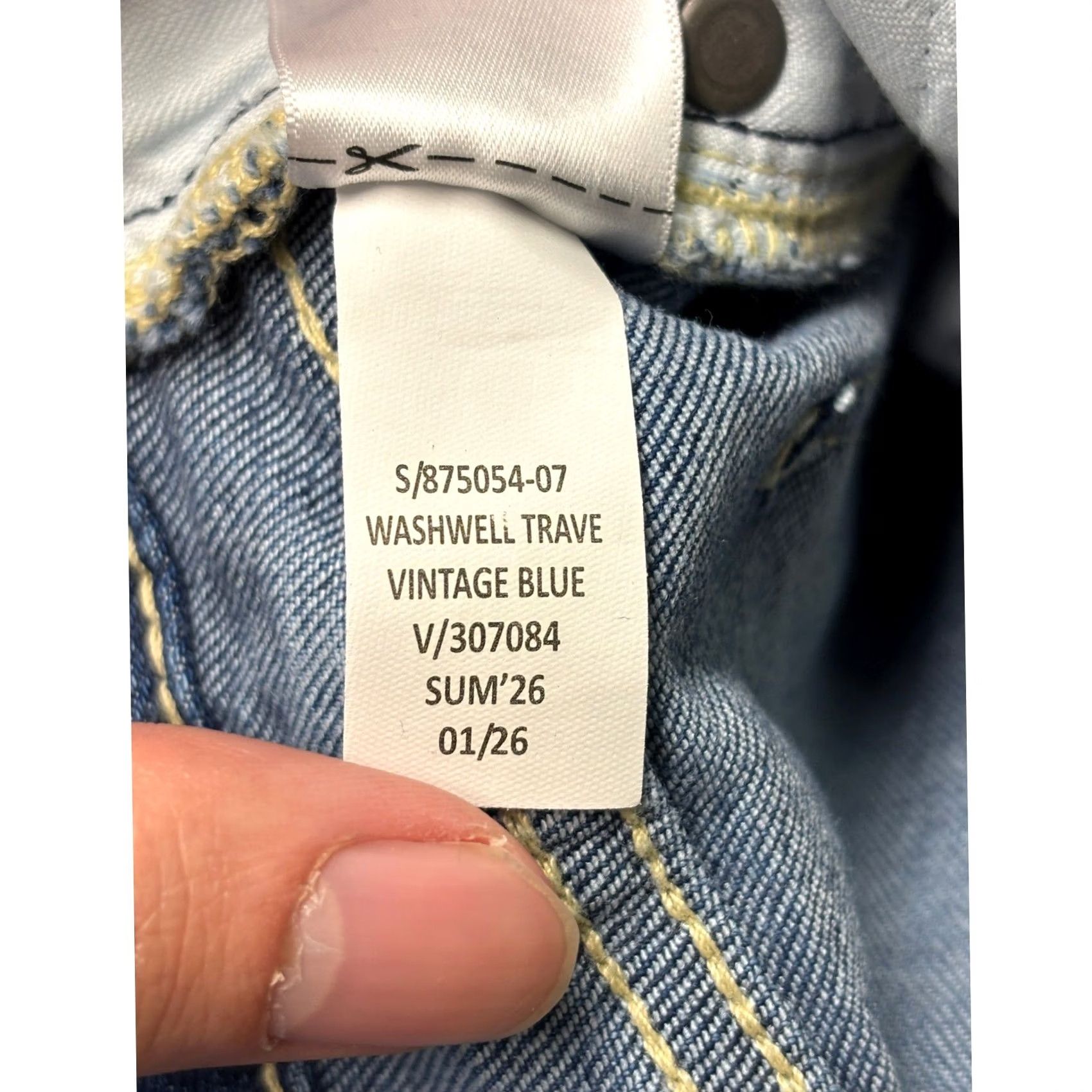 Banana Republic Banana Republic Travel Athletic Jeans Blue Mens 30x32 Jeans Athletic Blue Mens 30 Inseam 32 Medium Wash Vintage No NWT NWT Size US 30 / EU 46 - 6 Thumbnail