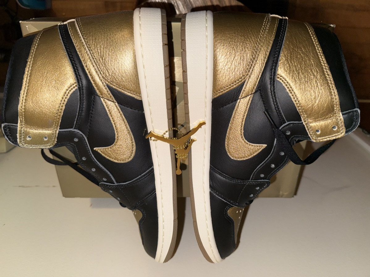 Nike Nike Air Jordan 1 Retro OG High Black/Metallic Gold Sail NEW Size US 9.5 / EU 42-43 - 9 Thumbnail