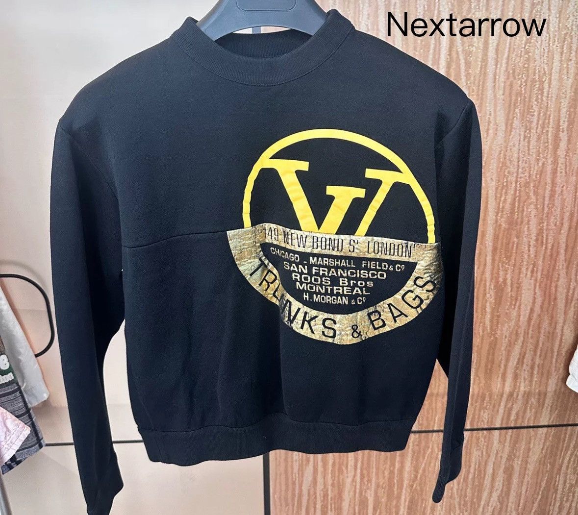 Louis Vuitton Louis Vuitton black and gold logo round neck sweatshirt Size US S / EU 44-46 / 1 - 1 Thumbnail