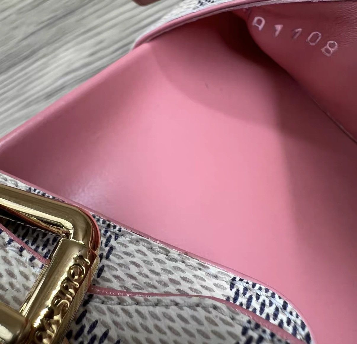 Louis Vuitton Louis Vuitton Bom Dia White and Pink Damier Slides J41 Size US 7.5 / IT 37.5 - 6 Thumbnail