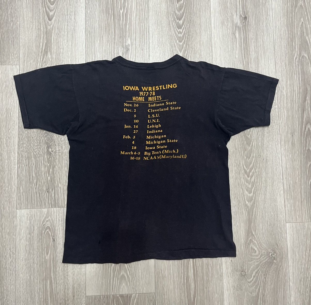 Vintage Vintage 1977 Iowa Wrestling T-Shirt USA Made Single Stitch Size US M / EU 48-50 / 2 - 3 Thumbnail