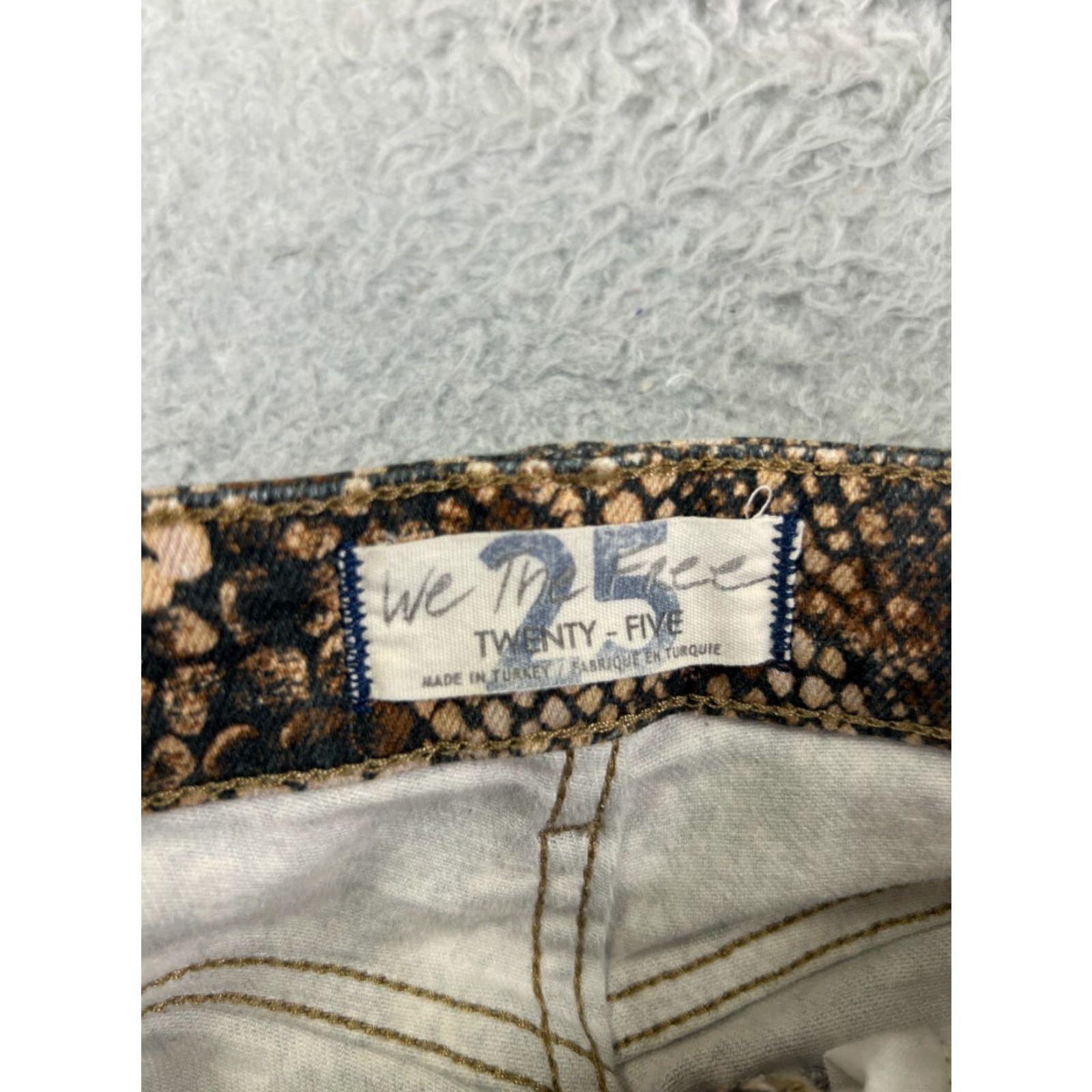 Vintage We The Free Jeans Womens 25 Beige Snake Skin Print Skinny Raw Hem Cotton 22x25 Size 42" / US 20 - 6 Thumbnail