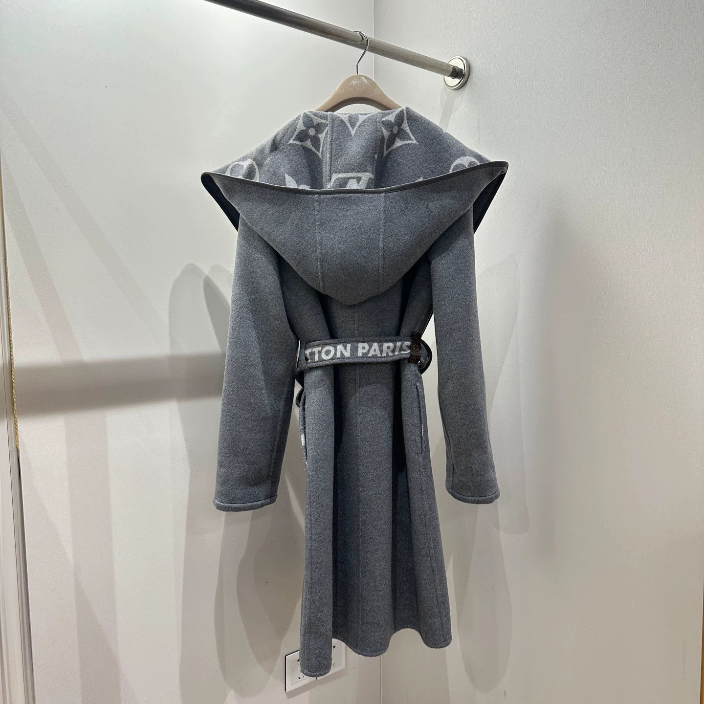 Louis Vuitton LV Apr180 Gray Allover Print Dressing Gown Coat 36 Women's Size XS / US 0-2 / IT 36-38 - 2 Thumbnail
