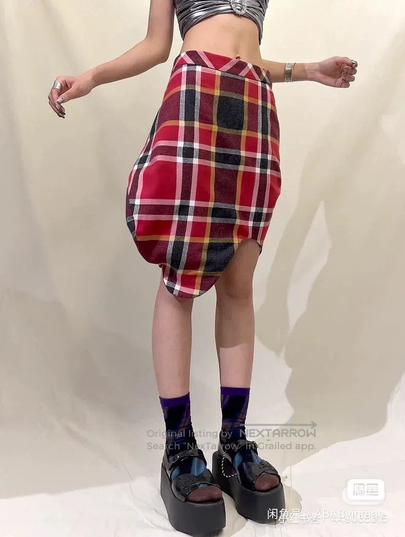 Vivienne Westwood Show model petal skirt asymmetric checke