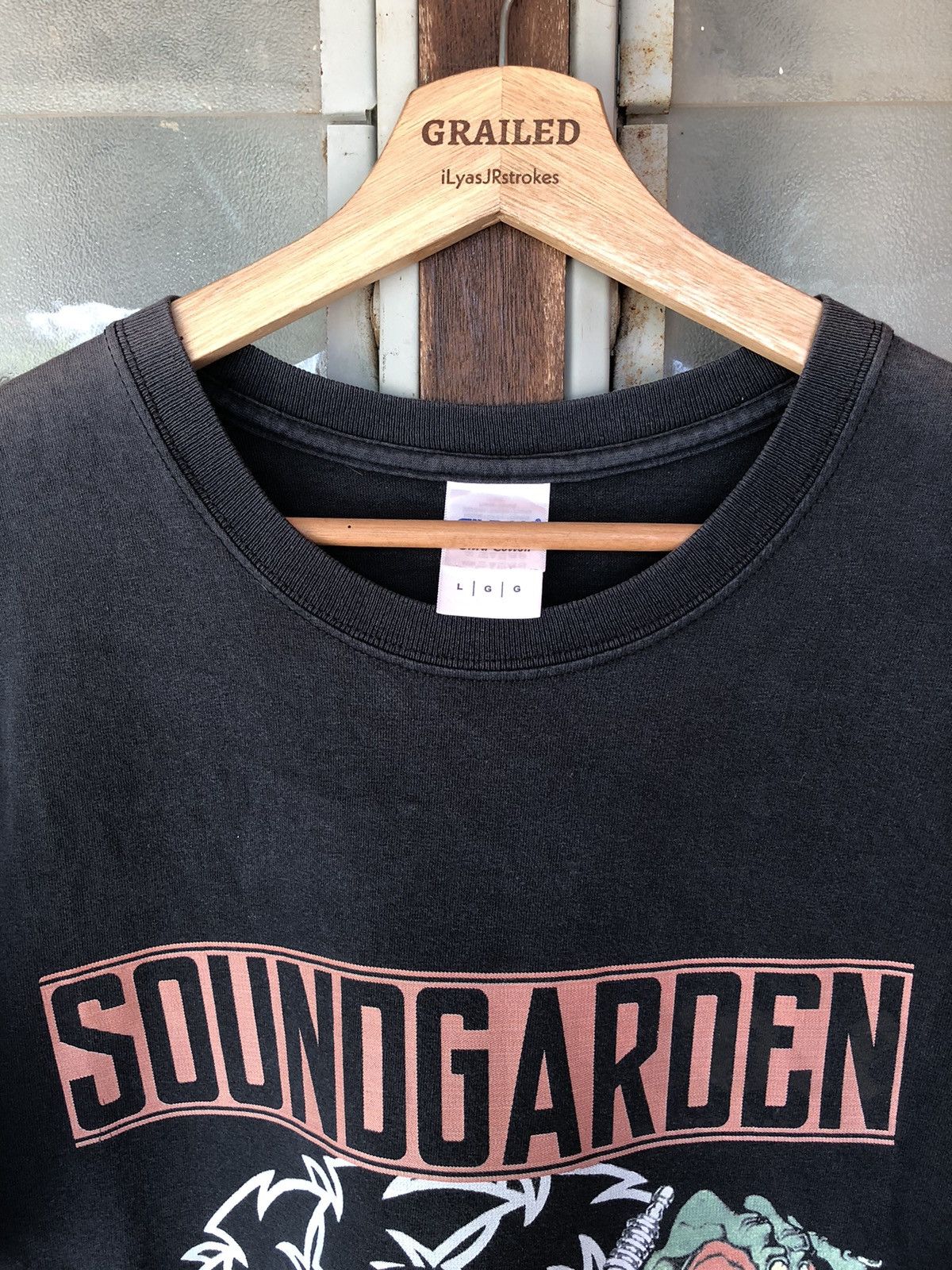 Band Tees Thrashed Vintage Badmotorfinger Fingaz4Life Sun Faded Tee Size US L / EU 52-54 / 3 - 3 Thumbnail