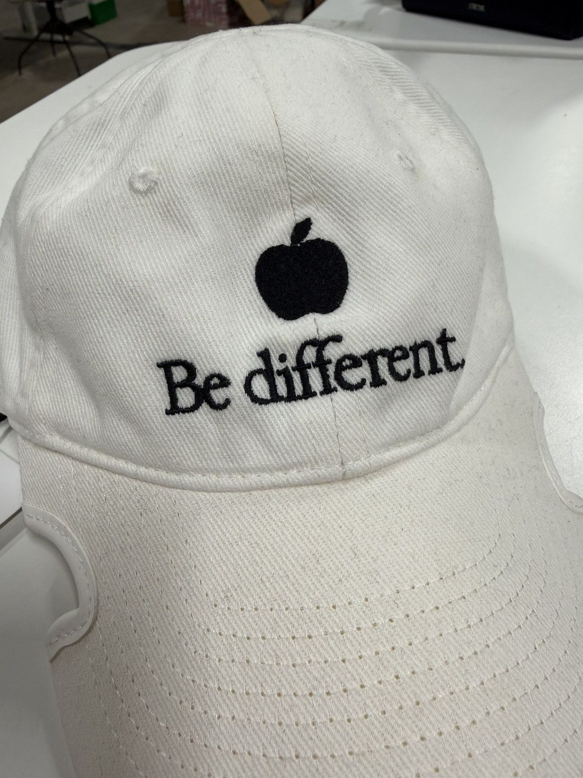 Balenciaga Balenciaga Be Different Apple Logo Baseball Cap NEW 650$ Size ONE SIZE - 2 Thumbnail