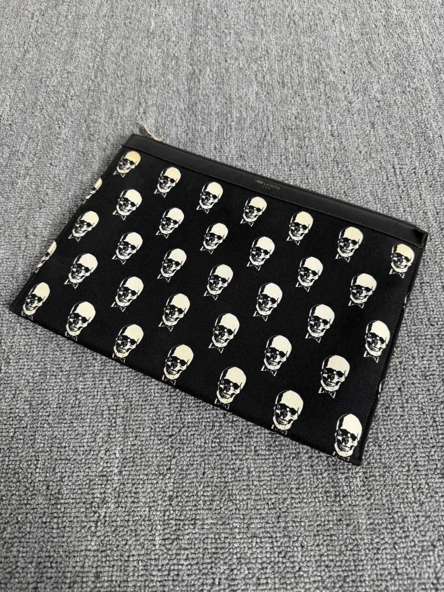Saint Laurent Paris Saint Laurent Skull Print Clutch Bag. Size ONE SIZE - 1 Thumbnail