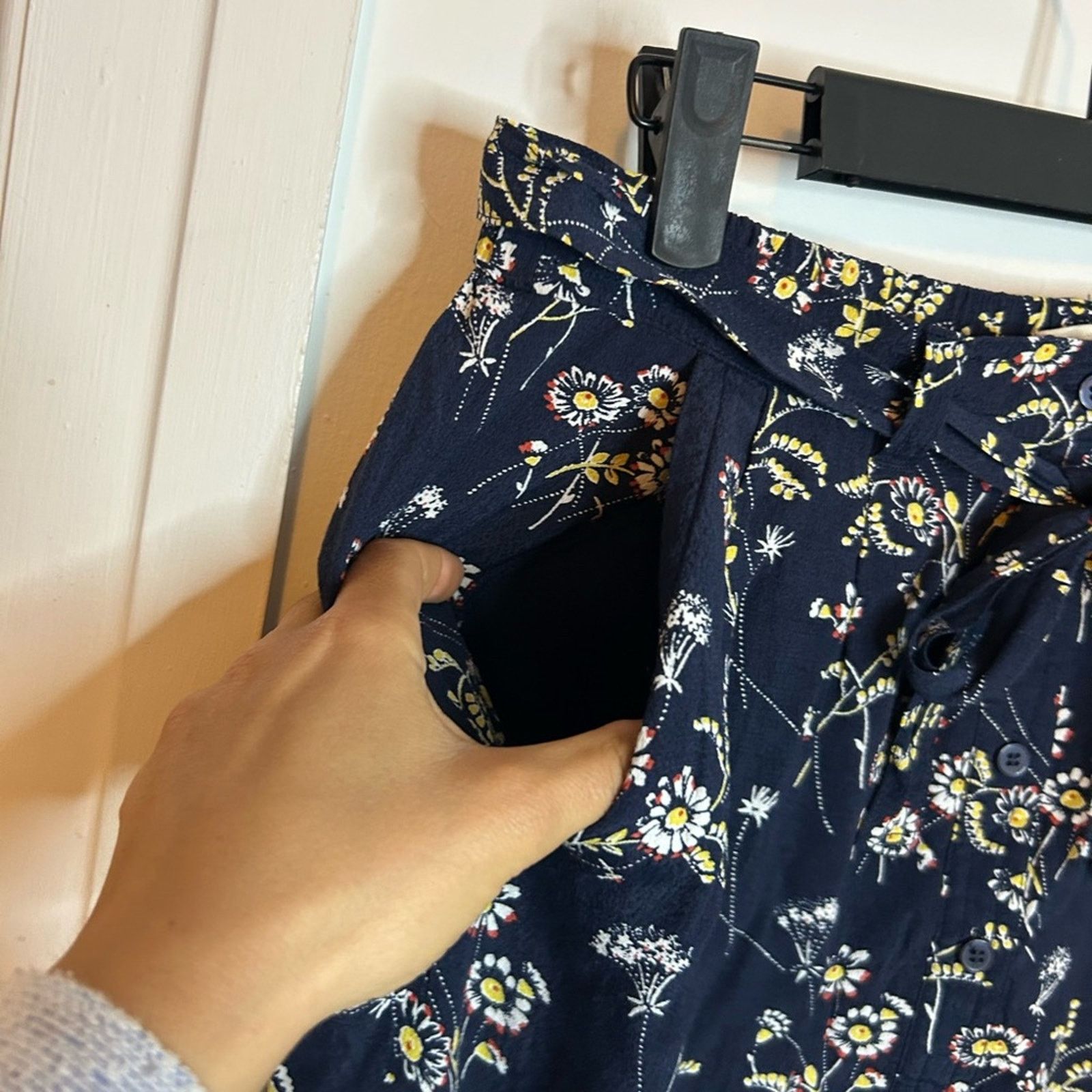 Loft Loft Navy Floral Button Front Belted Mini Skirt Size 27" / US 4 / IT 40 - 6 Thumbnail