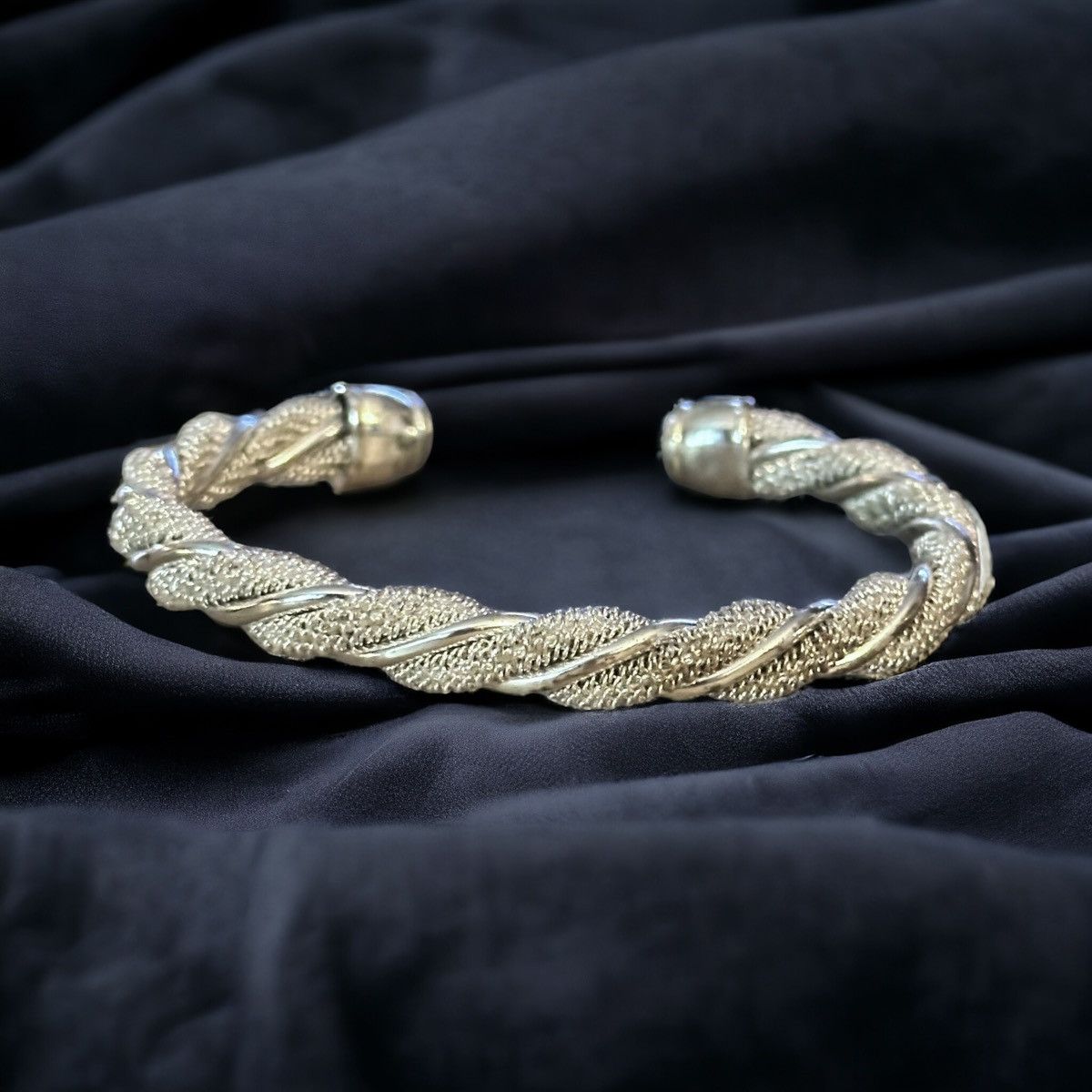 Other Silver tone textured twist cuff bracelet Size ONE SIZE - 1 Thumbnail