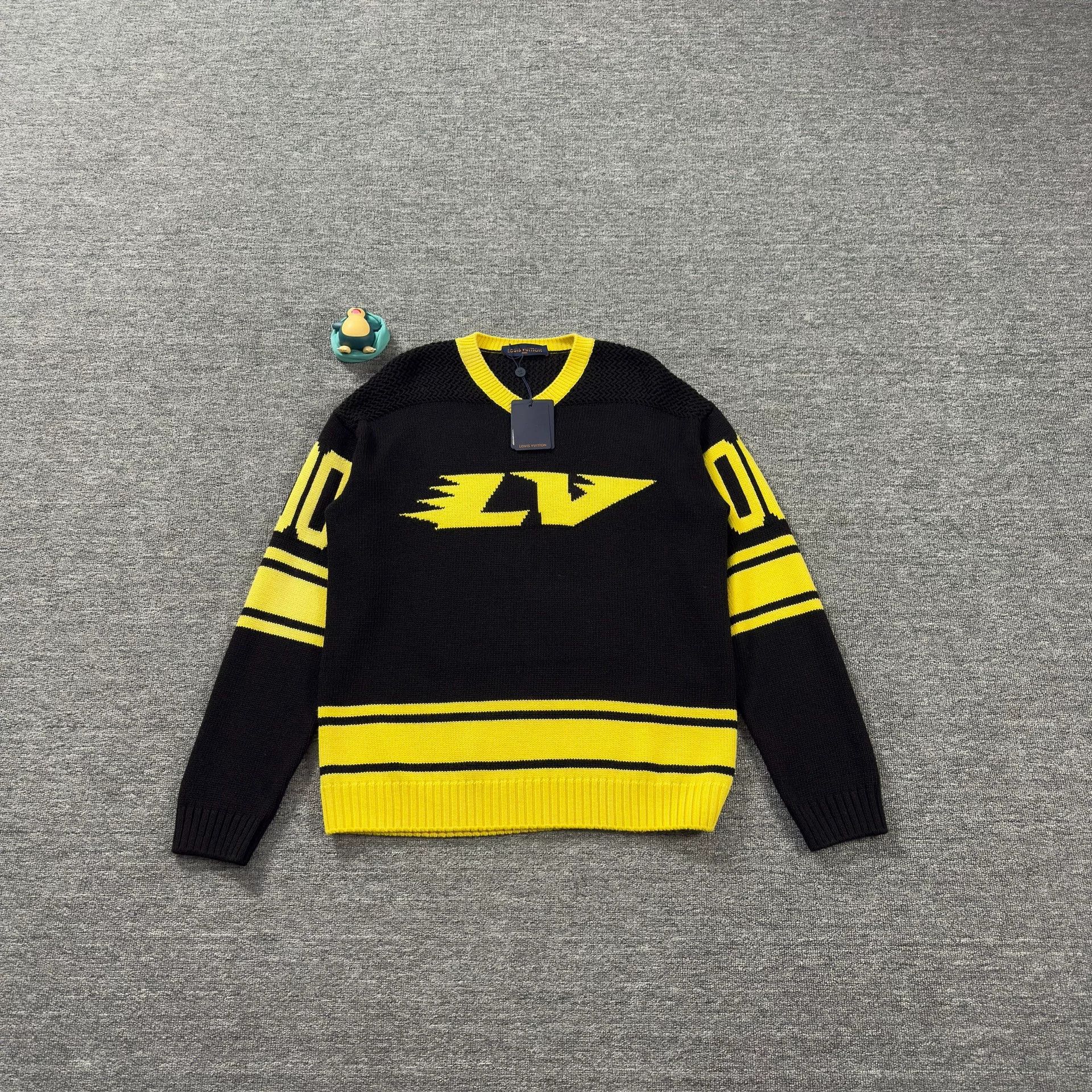 Louis Vuitton Louis Vuitton Intarsia Football Logo Sweater Size M Size US M / EU 48-50 / 2 - 1 Thumbnail