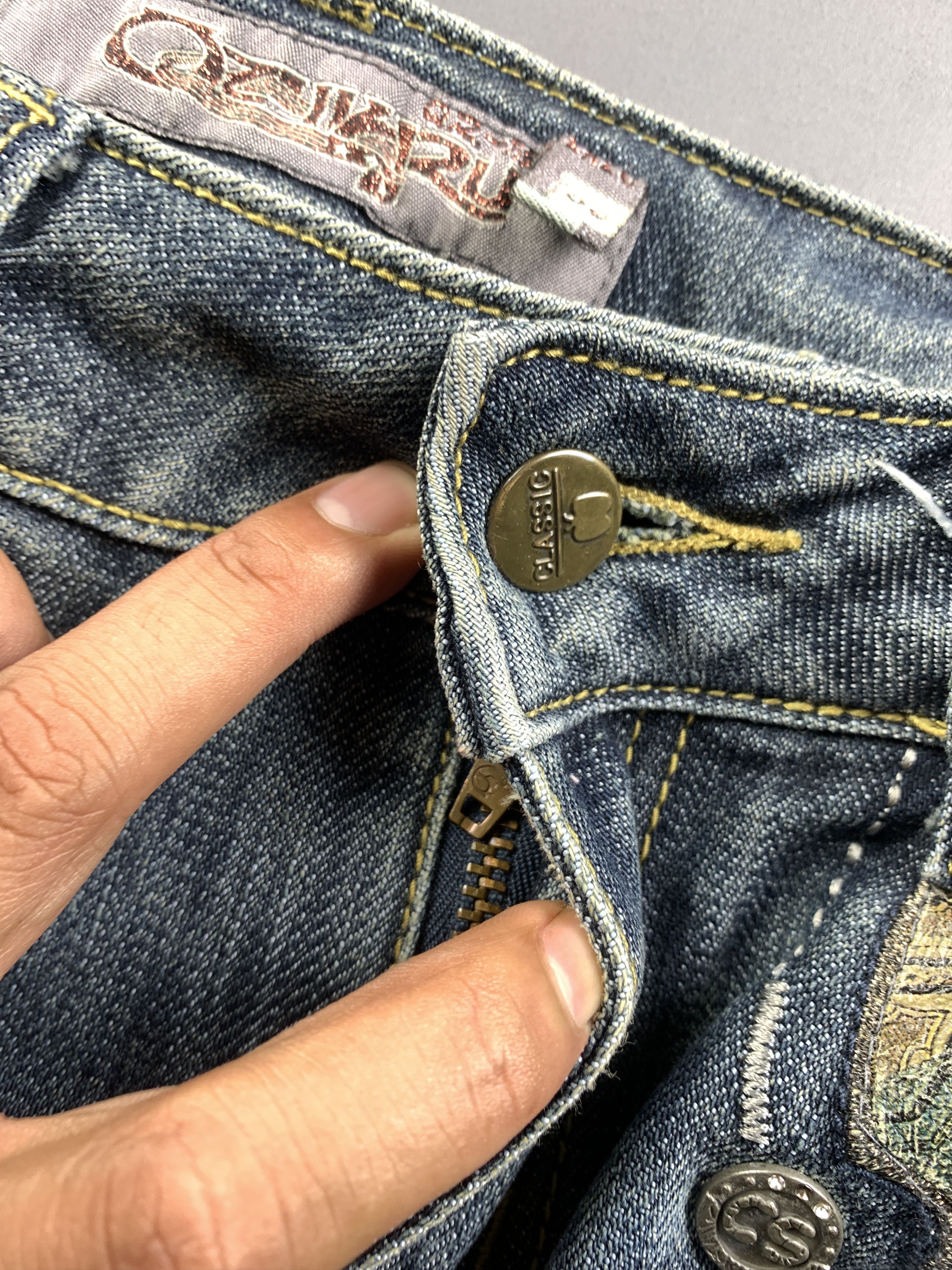 Japanese Brand QYZY Washed Blue Embroidery Chicks Capri Jeans Shorts (26) Size 26" / US 2 / IT 38 - 11 Thumbnail