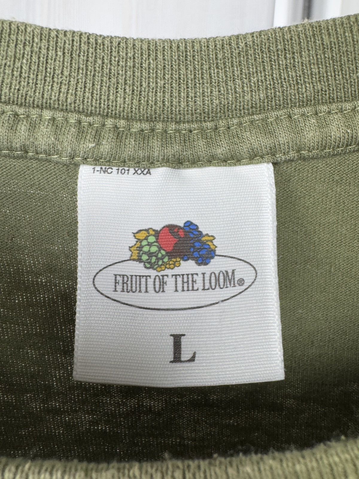 Fruit Of The Loom Fruit of the Loom vintage 90s basic blank small logo tee Size US L / EU 52-54 / 3 - 9 Thumbnail