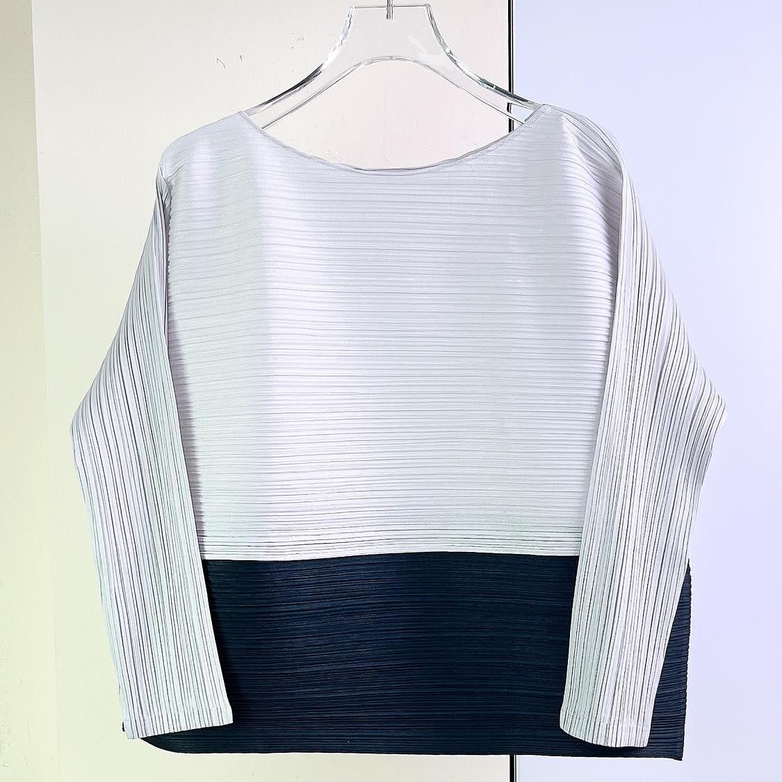 Pleats Please Issey Miyake Pleats Please Issey Miyake Two-Tone Pleated Top Size 3 Size M / US 6-8 / IT 42-44 - 1 Thumbnail