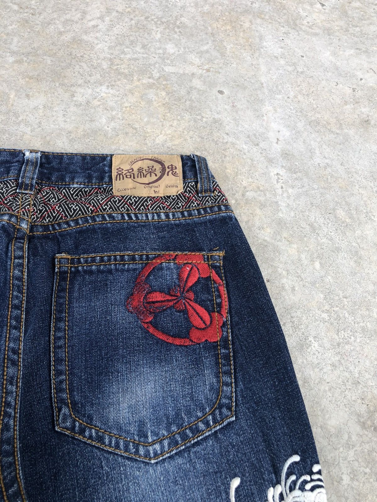Karakuri Tamashii Karakuri Tamashii Embroidered Jeans Distressed Size US 31 - 17 Thumbnail